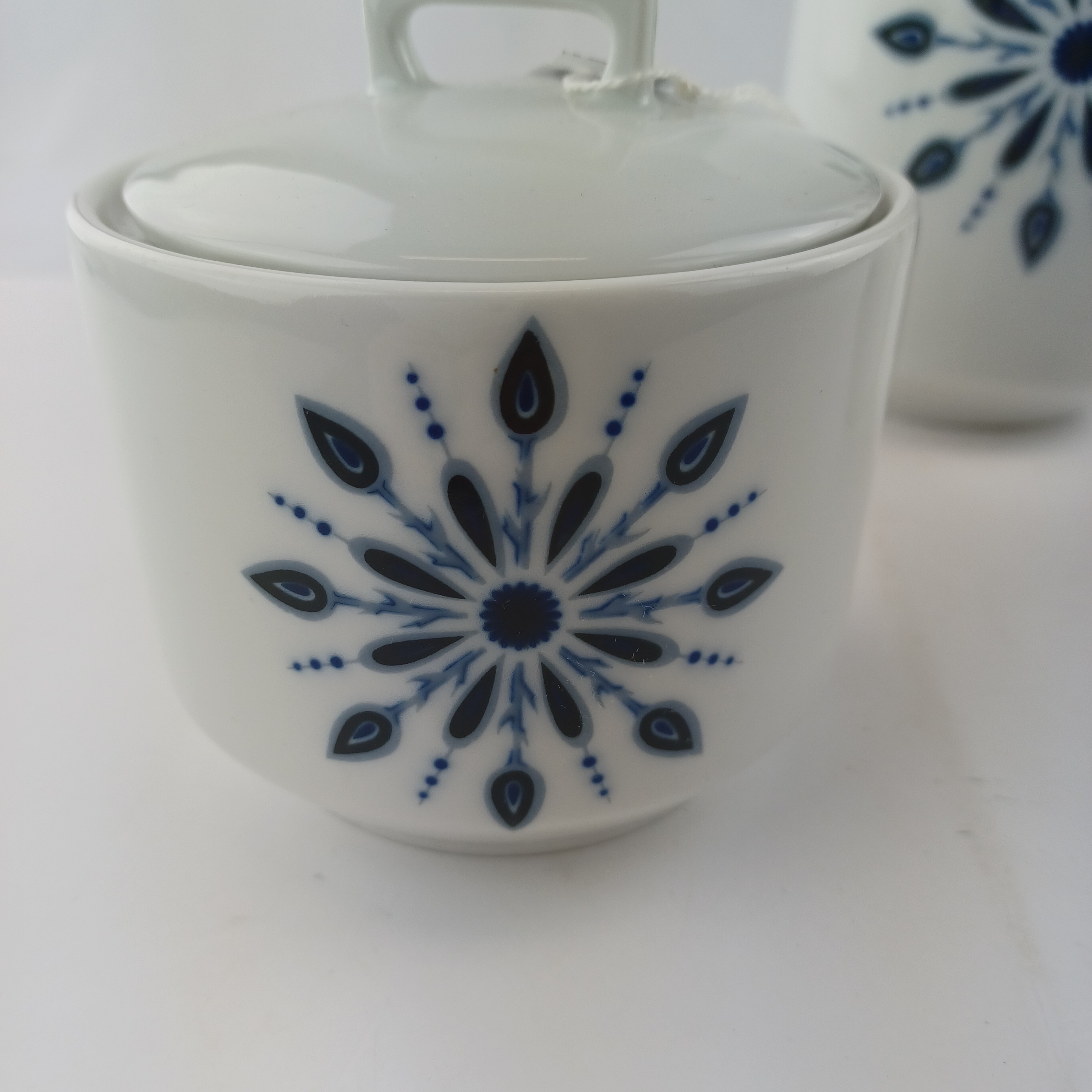 Voir photo 3 de Set de thé avec la théière le pot à sucre et le pot à lait Masse Surget A.A porcelainiers de France Mehun au décor inaltérable, en porcelaine blanche à motif fleuri et géométrique bleu Set de thé avec la théière le pot à sucre et le pot à lait Masse Surget A.A porcelainiers de France Mehun au décor inaltérable, en porcelaine blanche à motif fleuri et géométrique bleu Très bon état reconditionné photo 3
