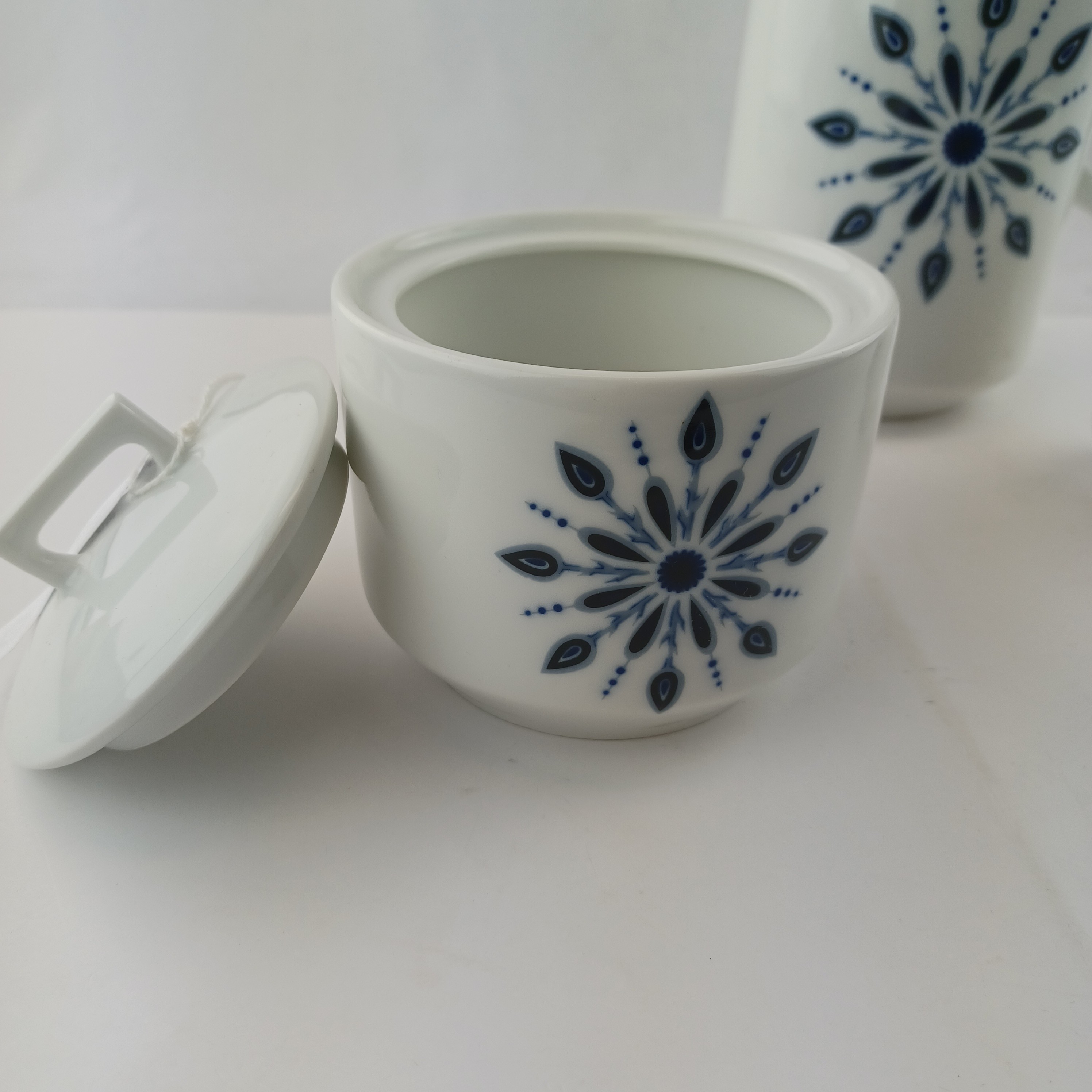 Voir photo 4 de Set de thé avec la théière le pot à sucre et le pot à lait Masse Surget A.A porcelainiers de France Mehun au décor inaltérable, en porcelaine blanche à motif fleuri et géométrique bleu Set de thé avec la théière le pot à sucre et le pot à lait Masse Surget A.A porcelainiers de France Mehun au décor inaltérable, en porcelaine blanche à motif fleuri et géométrique bleu Très bon état reconditionné photo 4