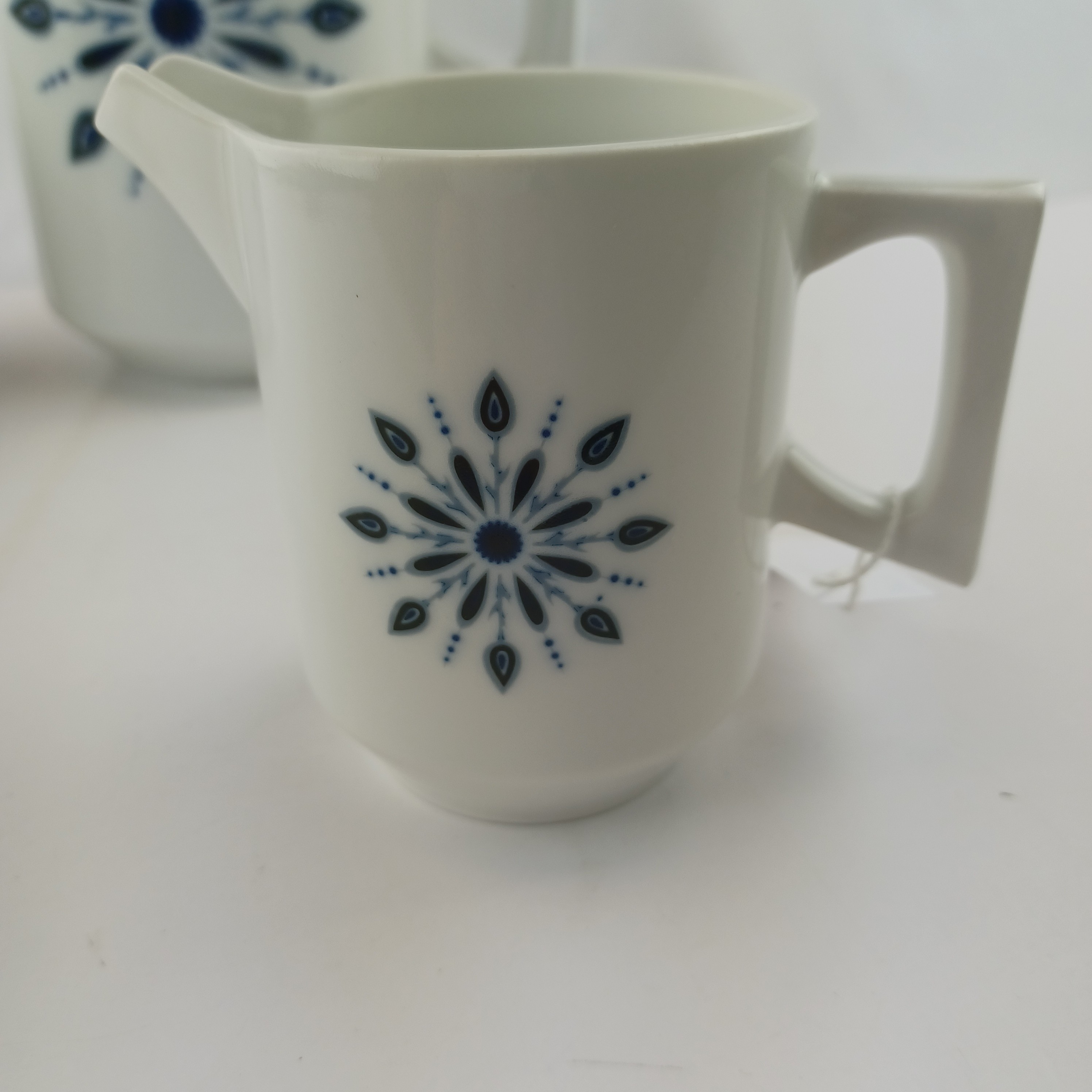 Voir photo 5 de Set de thé avec la théière le pot à sucre et le pot à lait Masse Surget A.A porcelainiers de France Mehun au décor inaltérable, en porcelaine blanche à motif fleuri et géométrique bleu Set de thé avec la théière le pot à sucre et le pot à lait Masse Surget A.A porcelainiers de France Mehun au décor inaltérable, en porcelaine blanche à motif fleuri et géométrique bleu Très bon état reconditionné photo 5