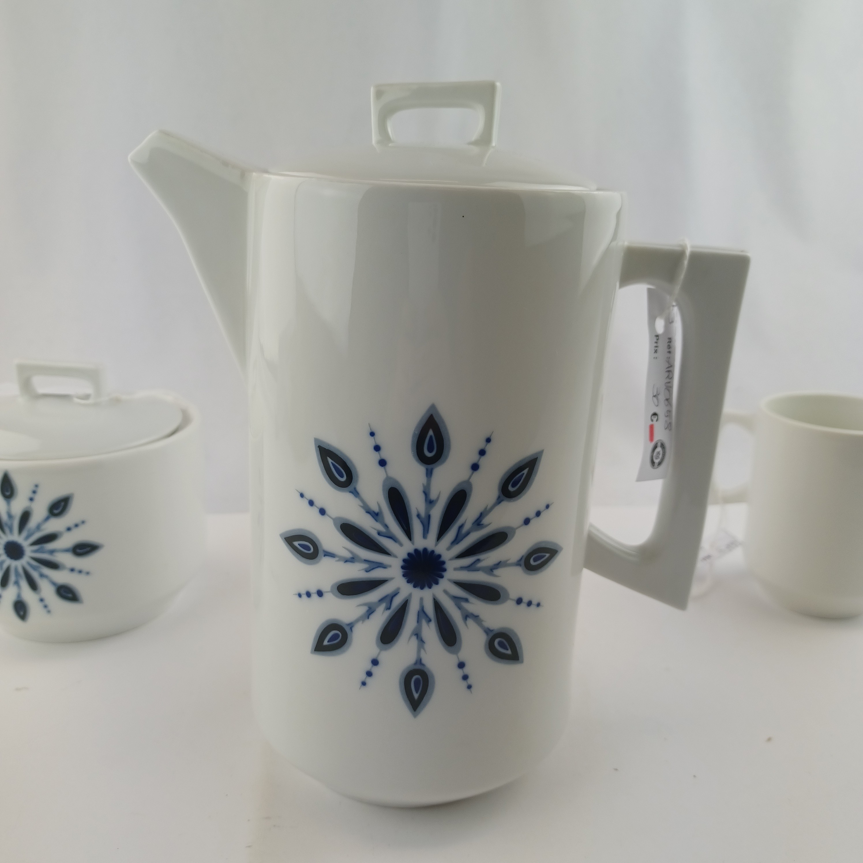 Voir photo 7 de Set de thé avec la théière le pot à sucre et le pot à lait Masse Surget A.A porcelainiers de France Mehun au décor inaltérable, en porcelaine blanche à motif fleuri et géométrique bleu Set de thé avec la théière le pot à sucre et le pot à lait Masse Surget A.A porcelainiers de France Mehun au décor inaltérable, en porcelaine blanche à motif fleuri et géométrique bleu Très bon état reconditionné photo 7