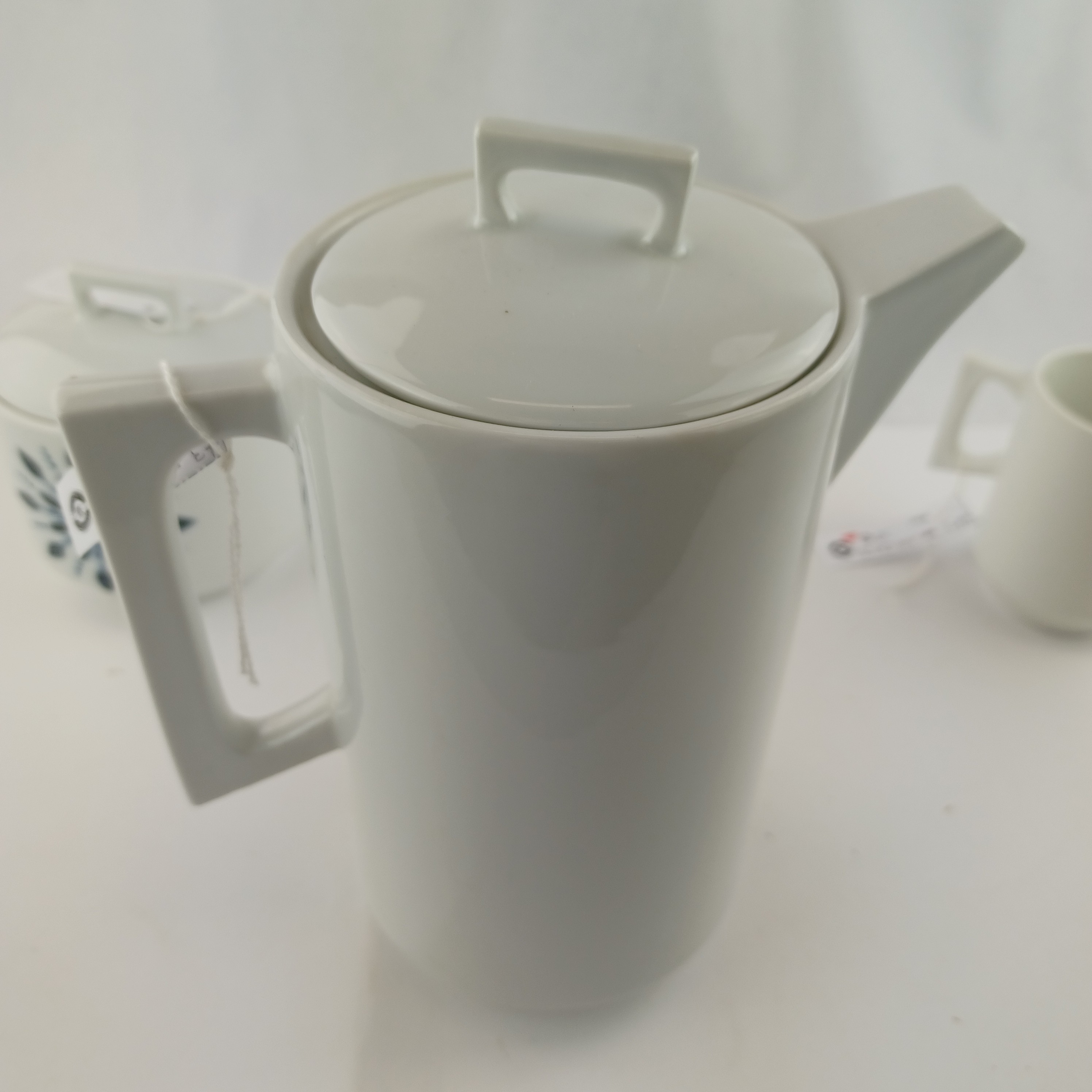 Voir photo 8 de Set de thé avec la théière le pot à sucre et le pot à lait Masse Surget A.A porcelainiers de France Mehun au décor inaltérable, en porcelaine blanche à motif fleuri et géométrique bleu Set de thé avec la théière le pot à sucre et le pot à lait Masse Surget A.A porcelainiers de France Mehun au décor inaltérable, en porcelaine blanche à motif fleuri et géométrique bleu Très bon état reconditionné photo 8