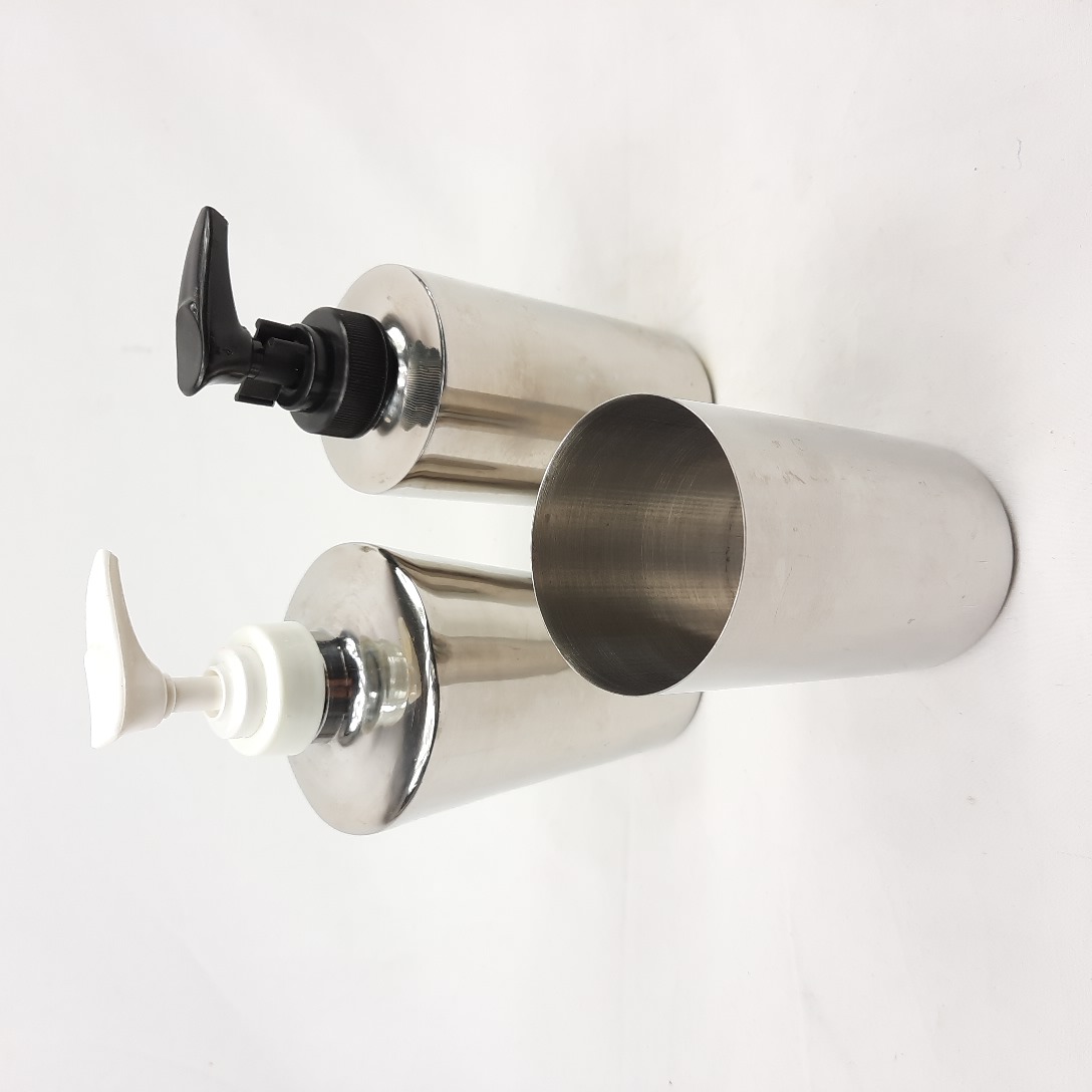 SET de TOILETTE moderne comprenant 2 flacons à pompe et 1 pot pour brosse à dents et dentifrice. - 18,00 € SET de TOILETTE moderne comprenant 2 flacons à pompe et 1 pot pour brosse à dents et dentifrice. reconditionné disponible sur Label Emmaüs