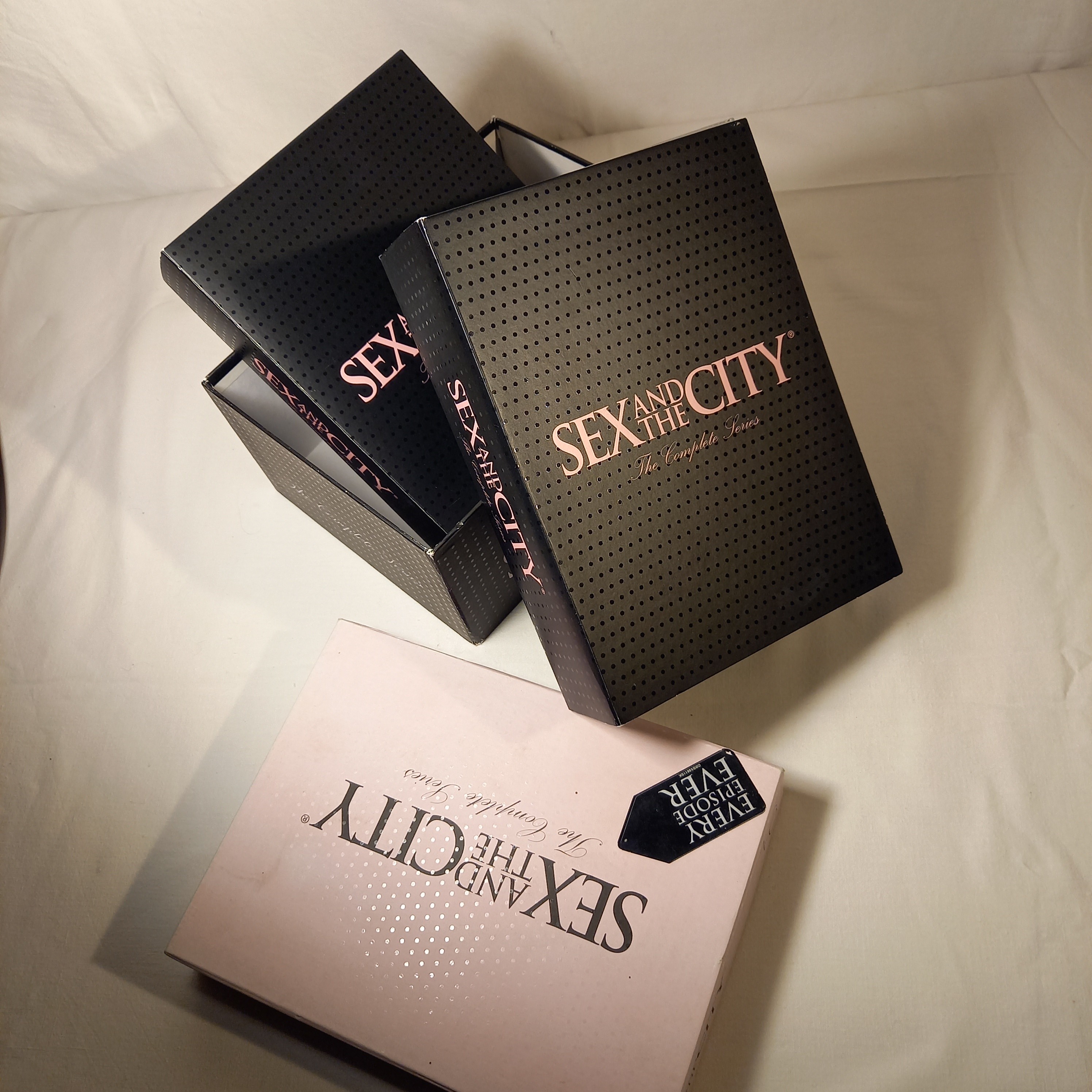 Voir photo 3 de SEX AND THE CITY- Saison 1 à 6 -Coffret 18 DVD- SEX AND THE CITY- Saison 1 à 6 -Coffret 18 DVD- Bon état reconditionné photo 3