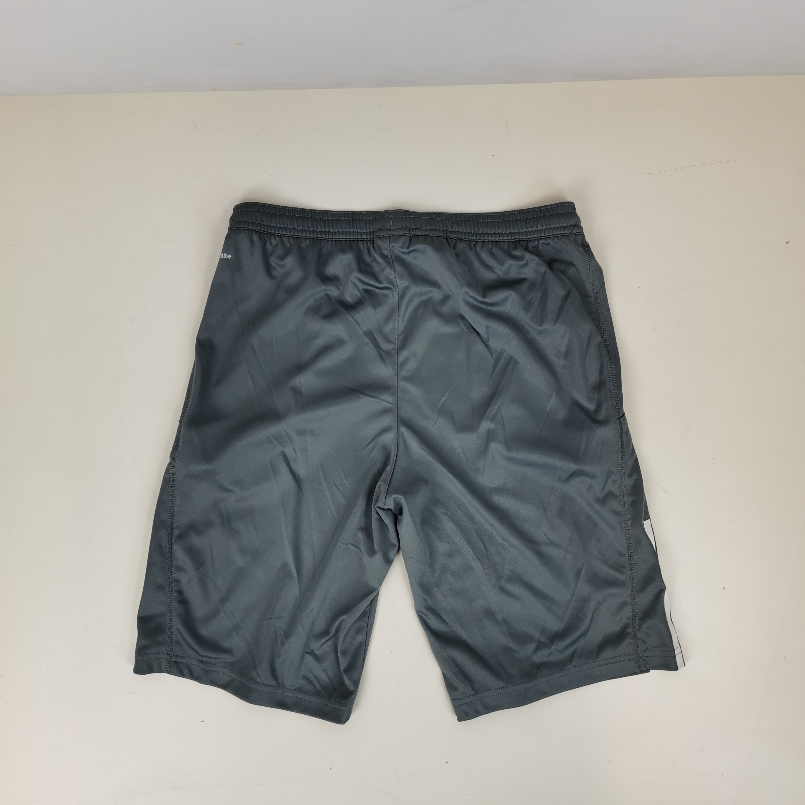 Voir photo 2 de Short ADIDAS TS (estimée) gris Short ADIDAS TS (estimée) gris Très bon état reconditionné photo 2