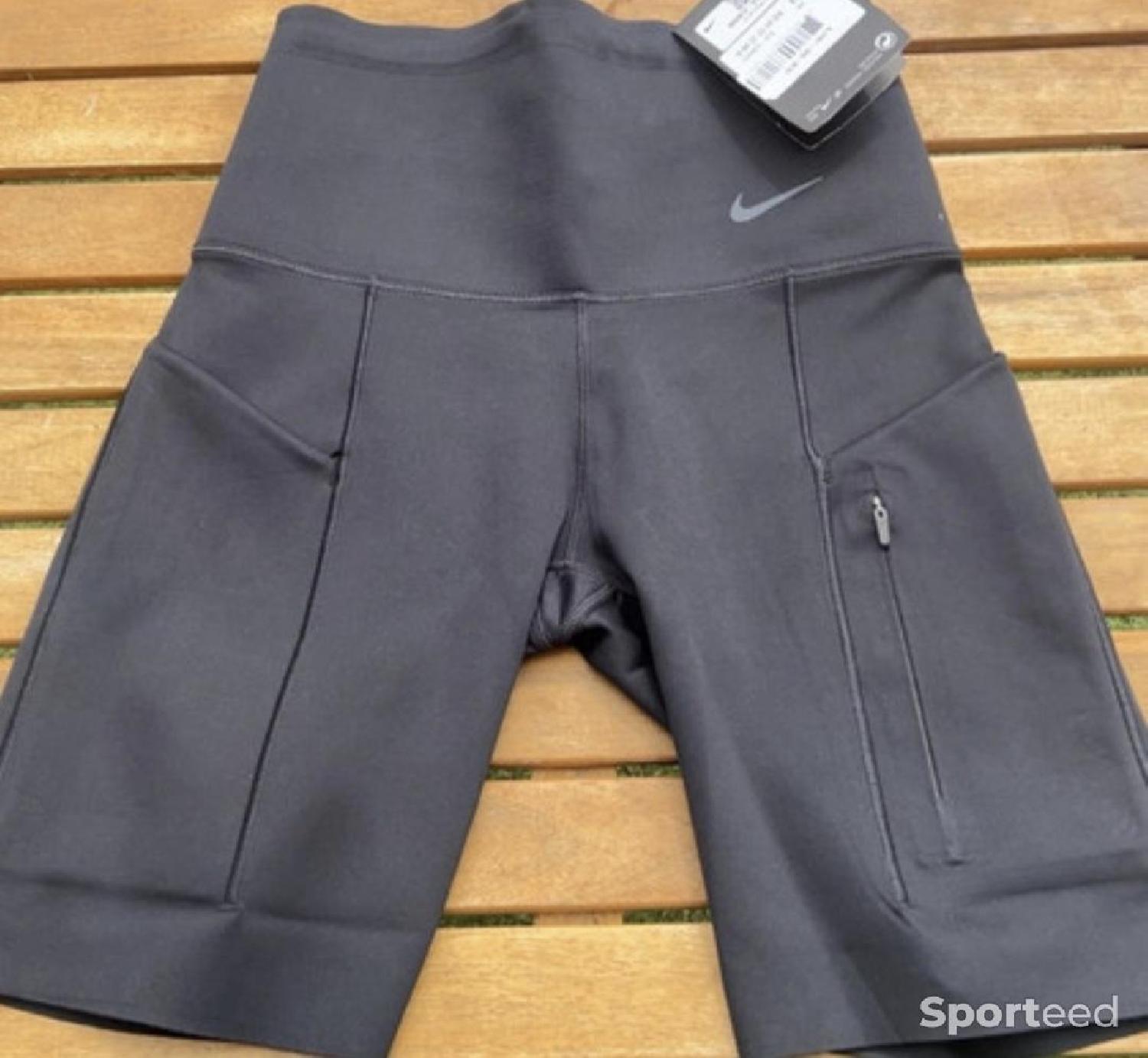 Short cuissard de course à pied Comme neuf (c'est déjà la condition standard) Nike reconditionné disponible sur Sporteed