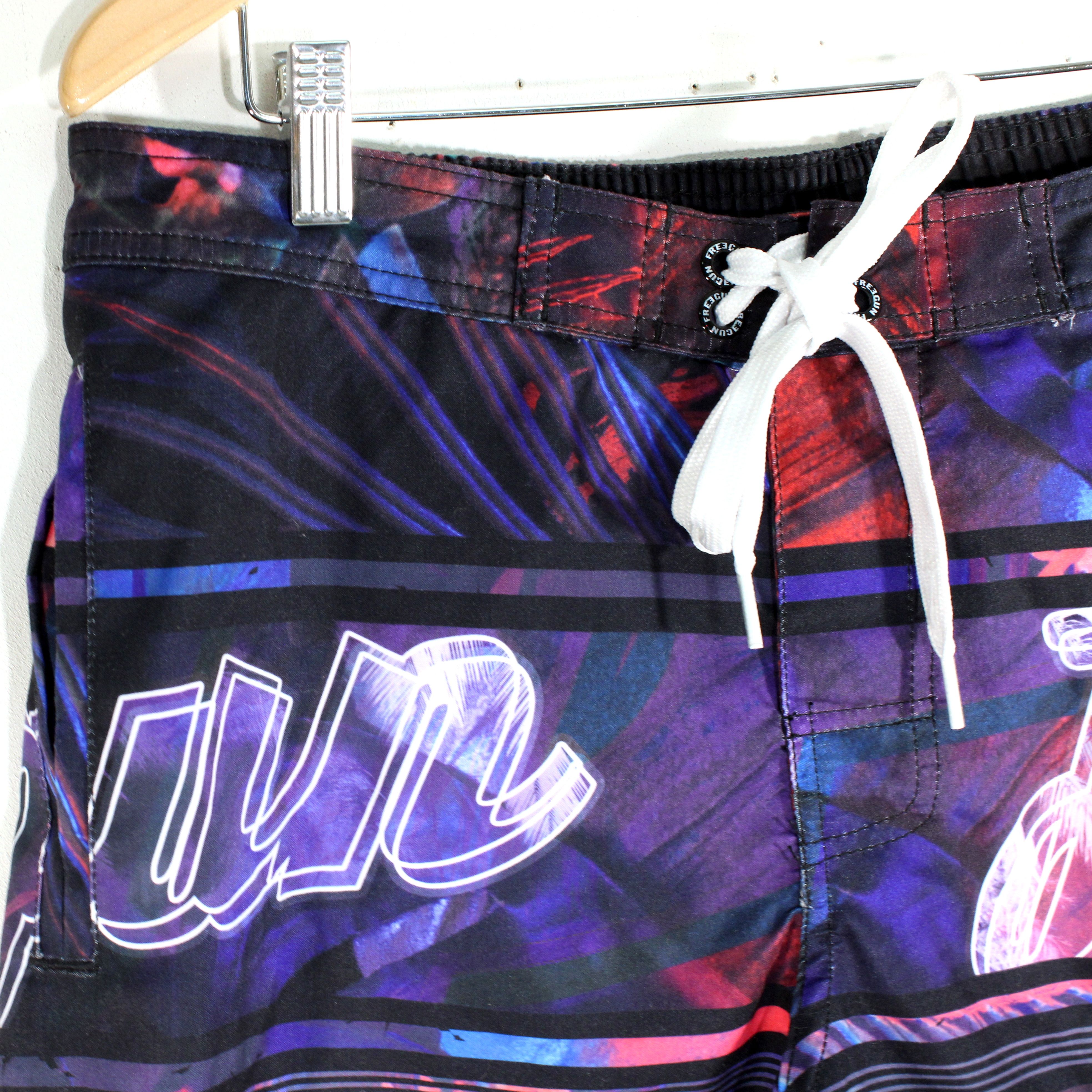 Voir photo 2 de Short De Bain Homme Noir & Violet FREEGUN Taille M Short De Bain Homme Noir & Violet FREEGUN Taille M Parfait état reconditionné photo 2