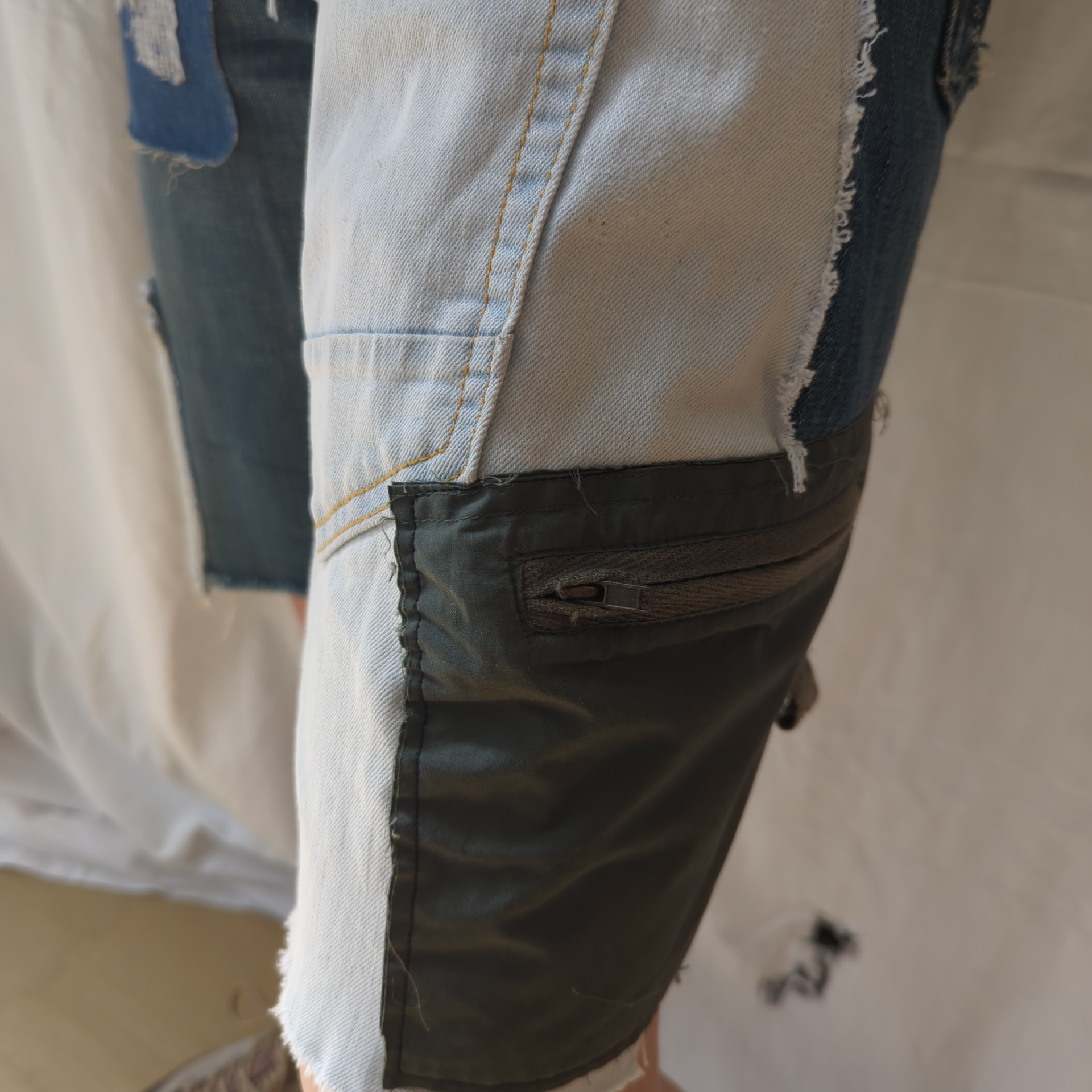 Voir photo 3 de Short de créatrice - Collection Upcyclée CartouCirc Short de créatrice - Collection Upcyclée CartouCirc Parfait état reconditionné photo 3