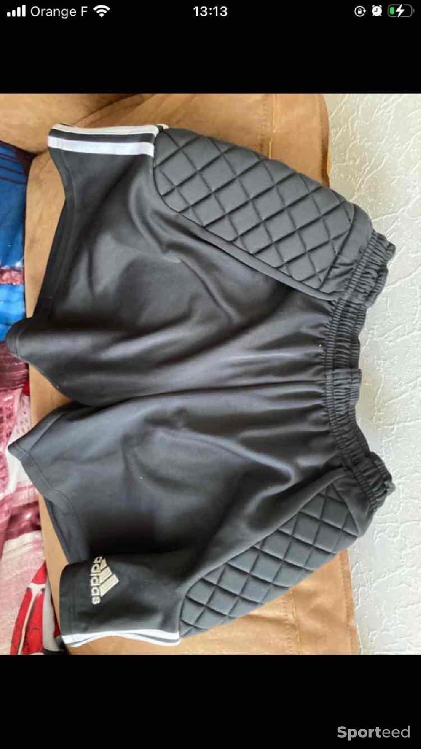 Short de gardin Très bon état Adidas reconditionné disponible sur Sporteed