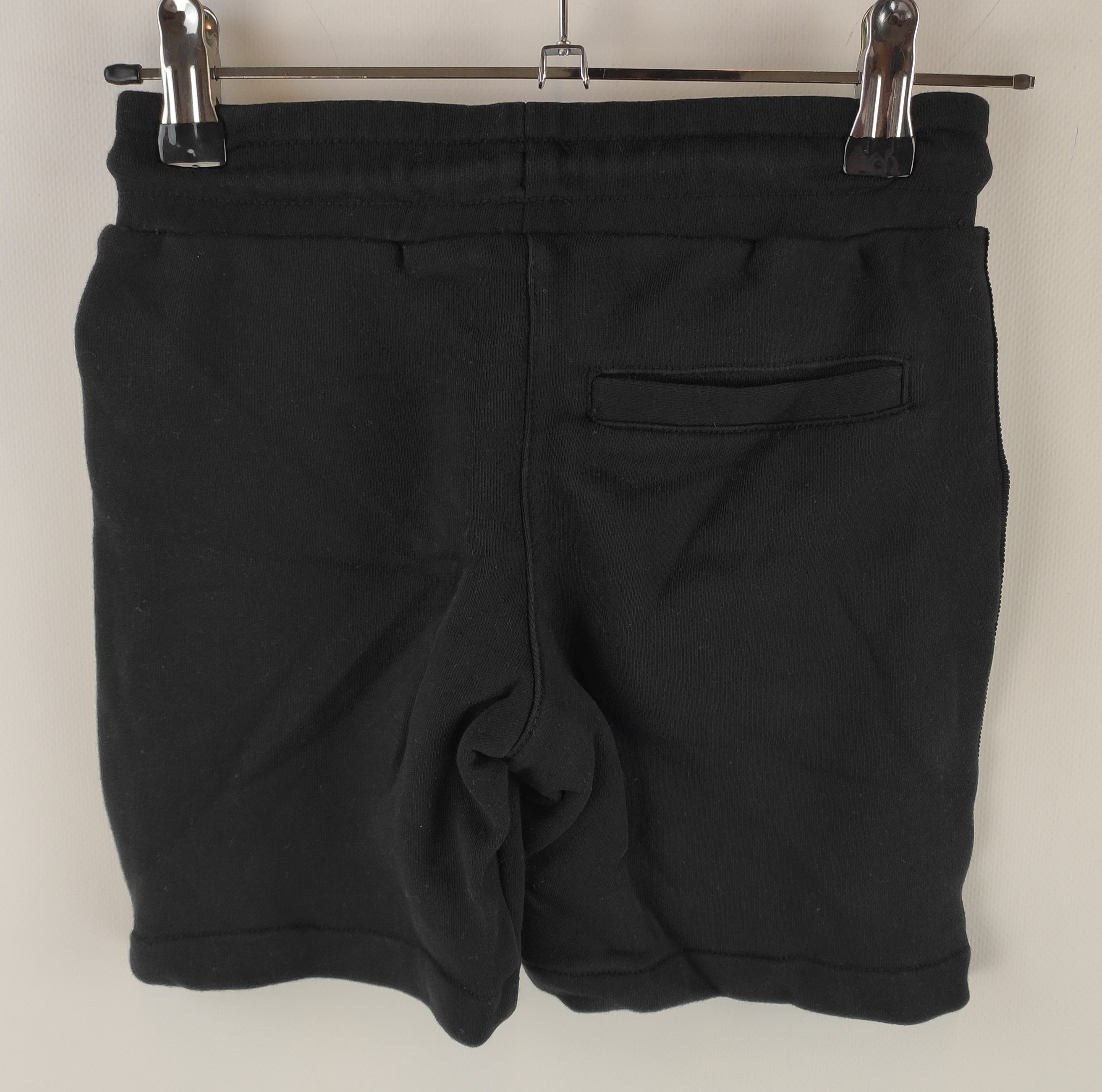 Voir photo 2 de Short de jogging en molleton noir avec bandes logotées – KARL LAGERFELD KIDS – 8 ans (128 cm) Short de jogging en molleton noir avec bandes logotées – KARL LAGERFELD KIDS – 8 ans (128 cm) Très bon état reconditionné photo 2