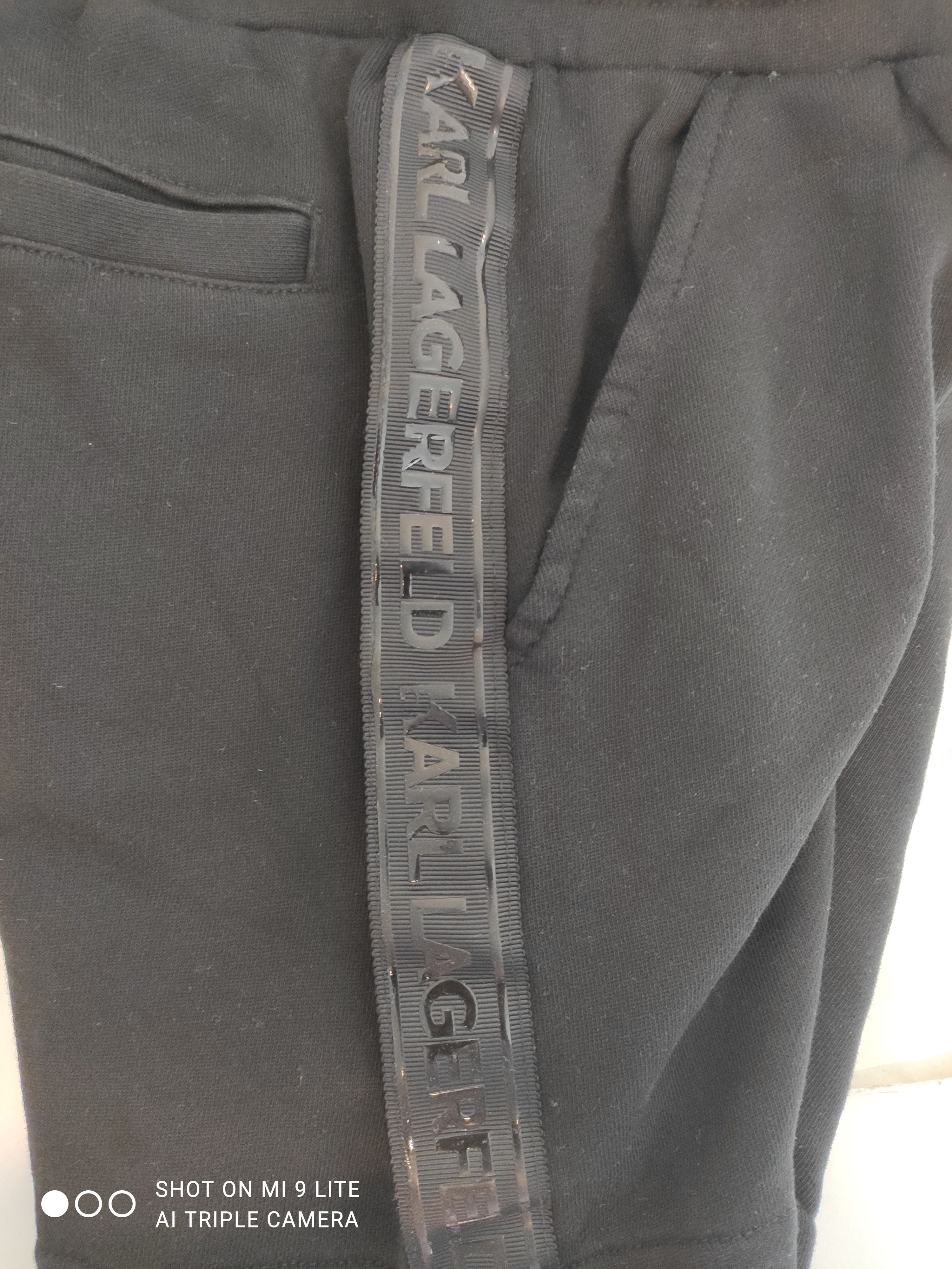 Voir photo 3 de Short de jogging en molleton noir avec bandes logotées – KARL LAGERFELD KIDS – 8 ans (128 cm) Short de jogging en molleton noir avec bandes logotées – KARL LAGERFELD KIDS – 8 ans (128 cm) Très bon état reconditionné photo 3