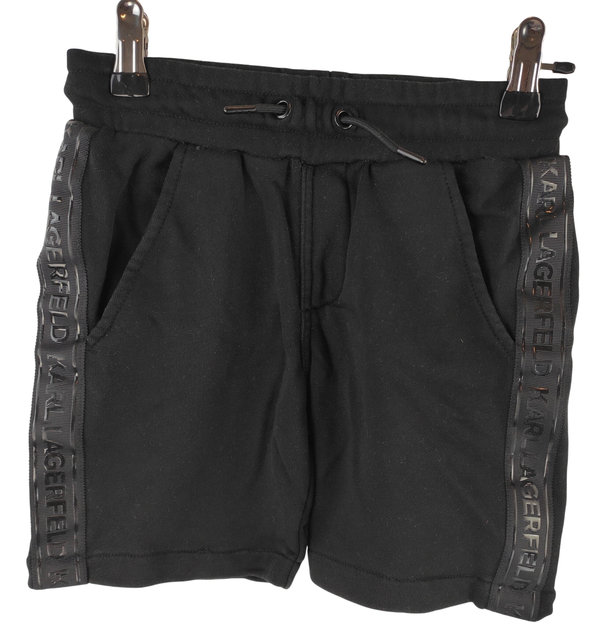 Short de jogging en molleton noir avec bandes logotées – KARL LAGERFELD KIDS – 8 ans (128 cm) Très bon état - 15,00 € Short de jogging en molleton noir avec bandes logotées – KARL LAGERFELD KIDS – 8 ans (128 cm) Très bon état reconditionné disponible sur Label Emmaüs