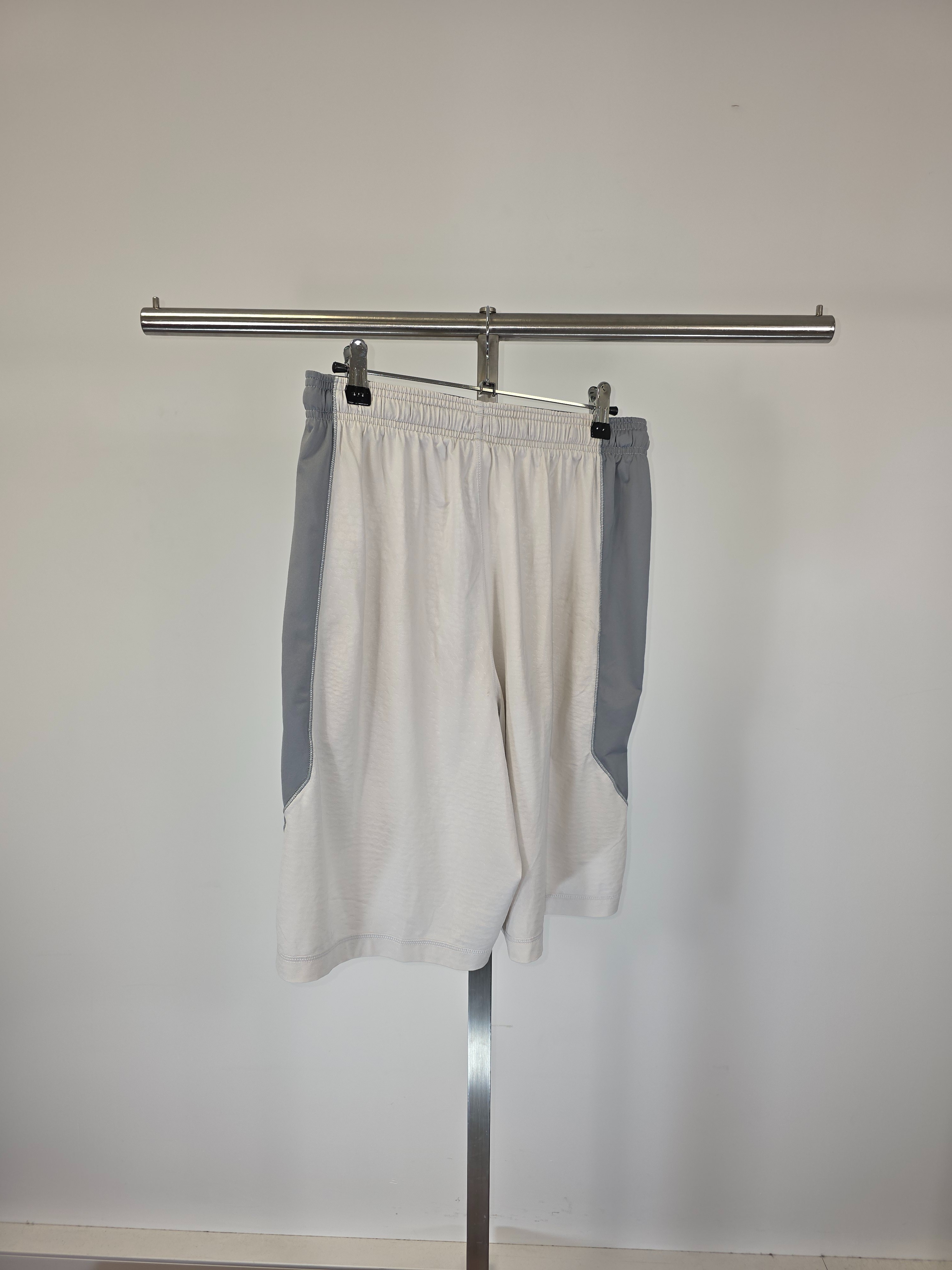 Voir photo 2 de Short de sport blanc Under Armour loose fit taille élastique basketball Short de sport blanc Under Armour loose fit taille élastique basketball Très bon état reconditionné photo 2