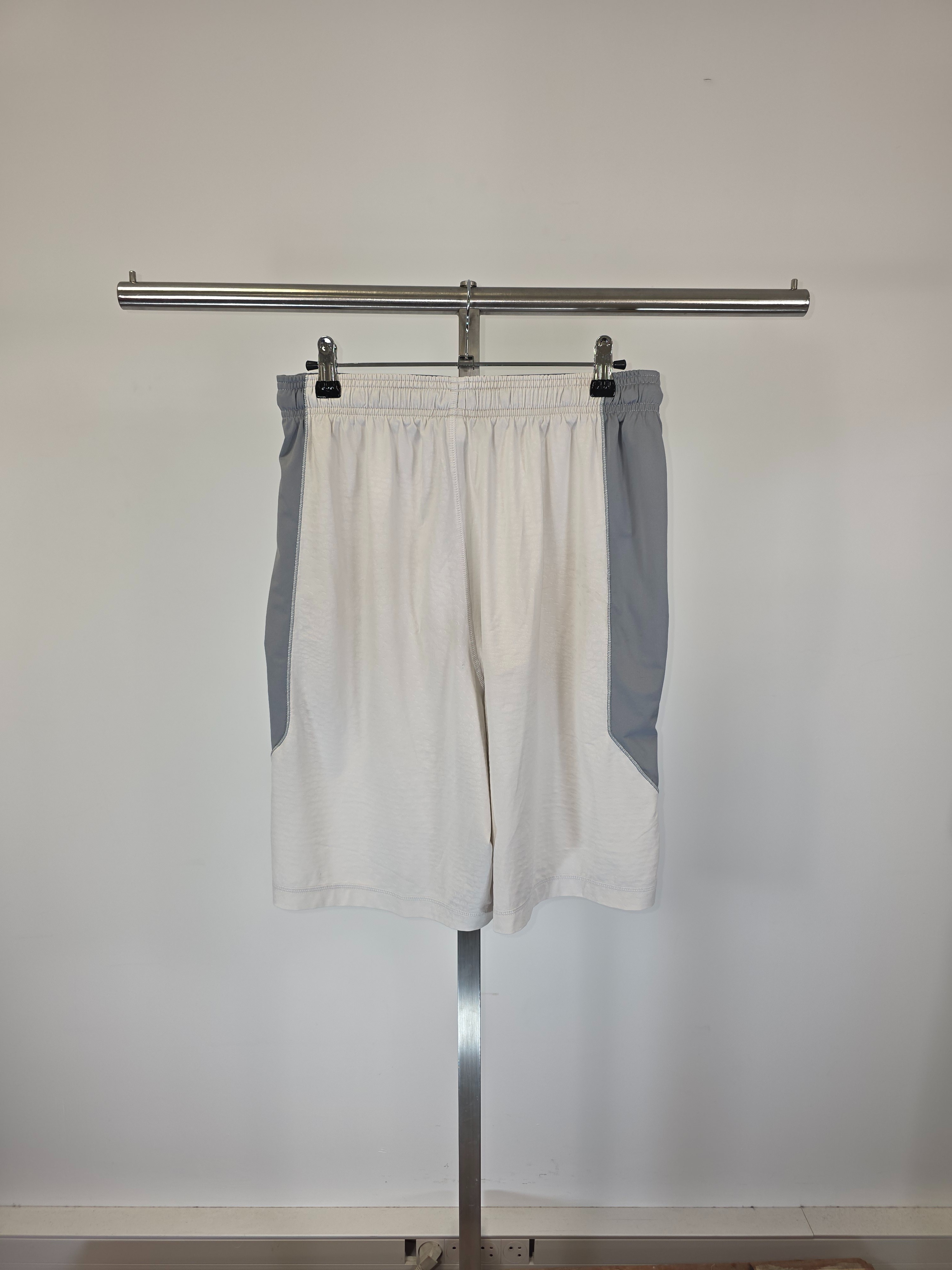 Voir photo 3 de Short de sport blanc Under Armour loose fit taille élastique basketball Short de sport blanc Under Armour loose fit taille élastique basketball Très bon état reconditionné photo 3