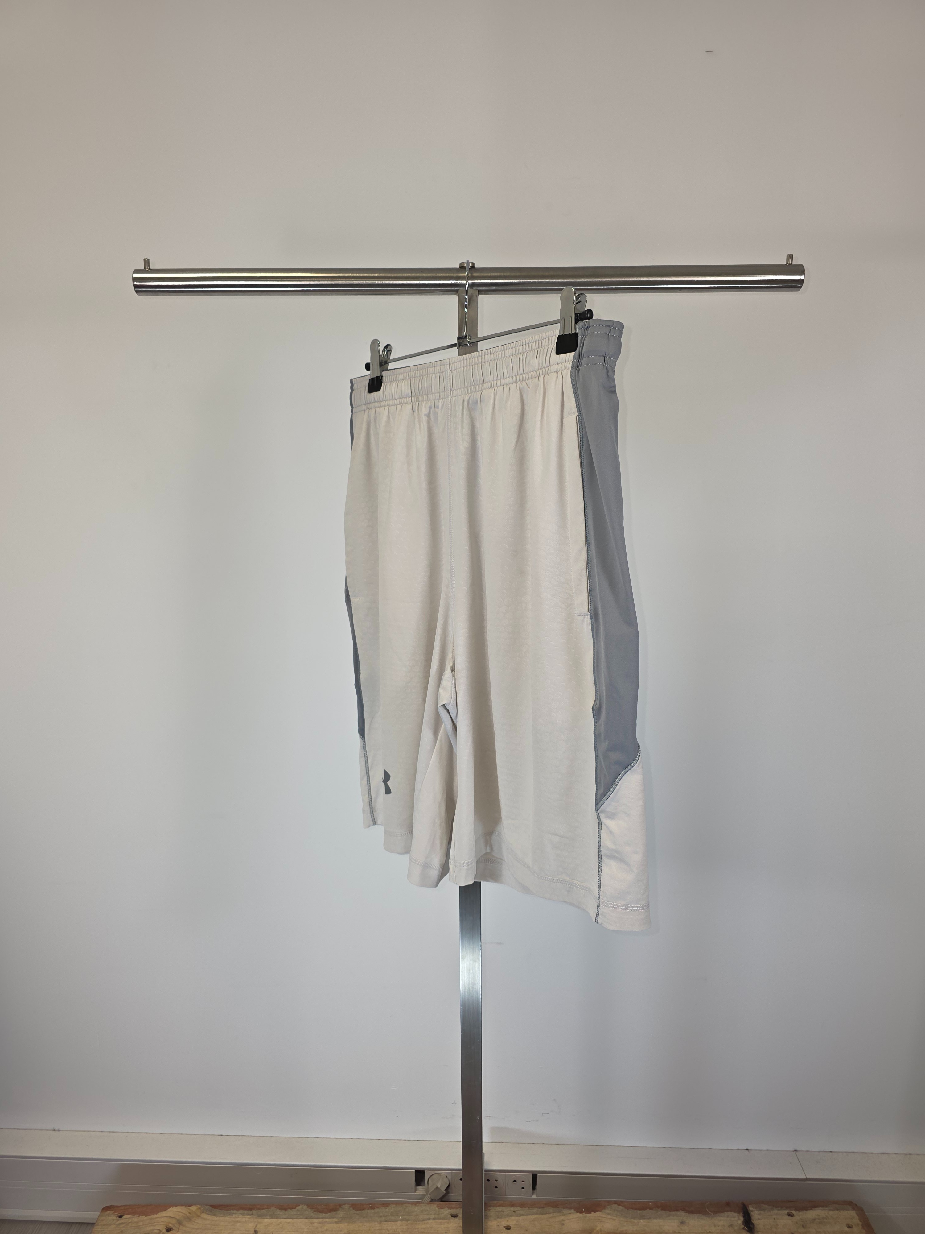 Voir photo 6 de Short de sport blanc Under Armour loose fit taille élastique basketball Short de sport blanc Under Armour loose fit taille élastique basketball Très bon état reconditionné photo 6