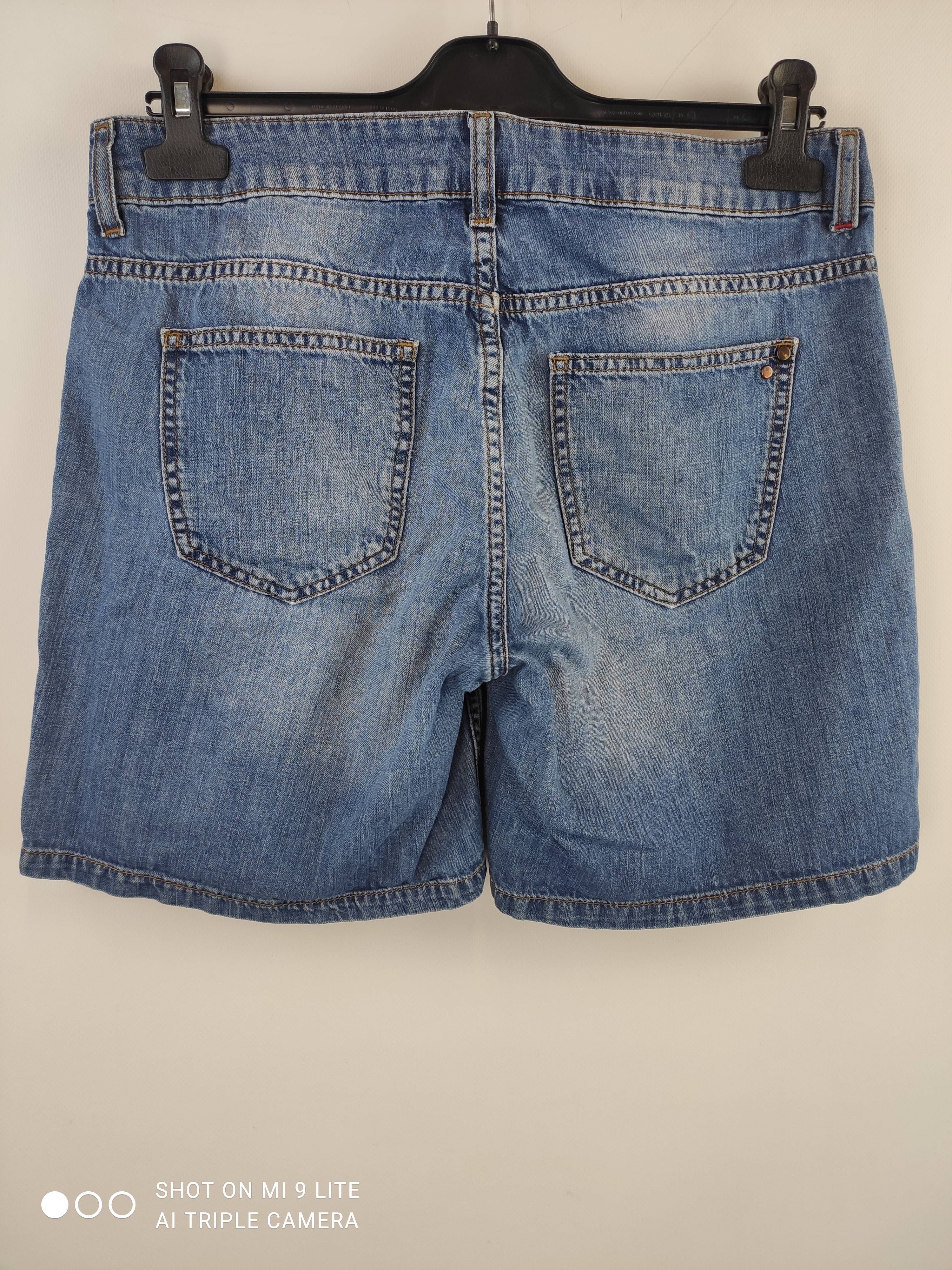 Voir photo 2 de Short en jean bleu délavé coupe classique – MONOPRIX – Taille 40 Short en jean bleu délavé coupe classique – MONOPRIX – Taille 40 Très bon état reconditionné photo 2