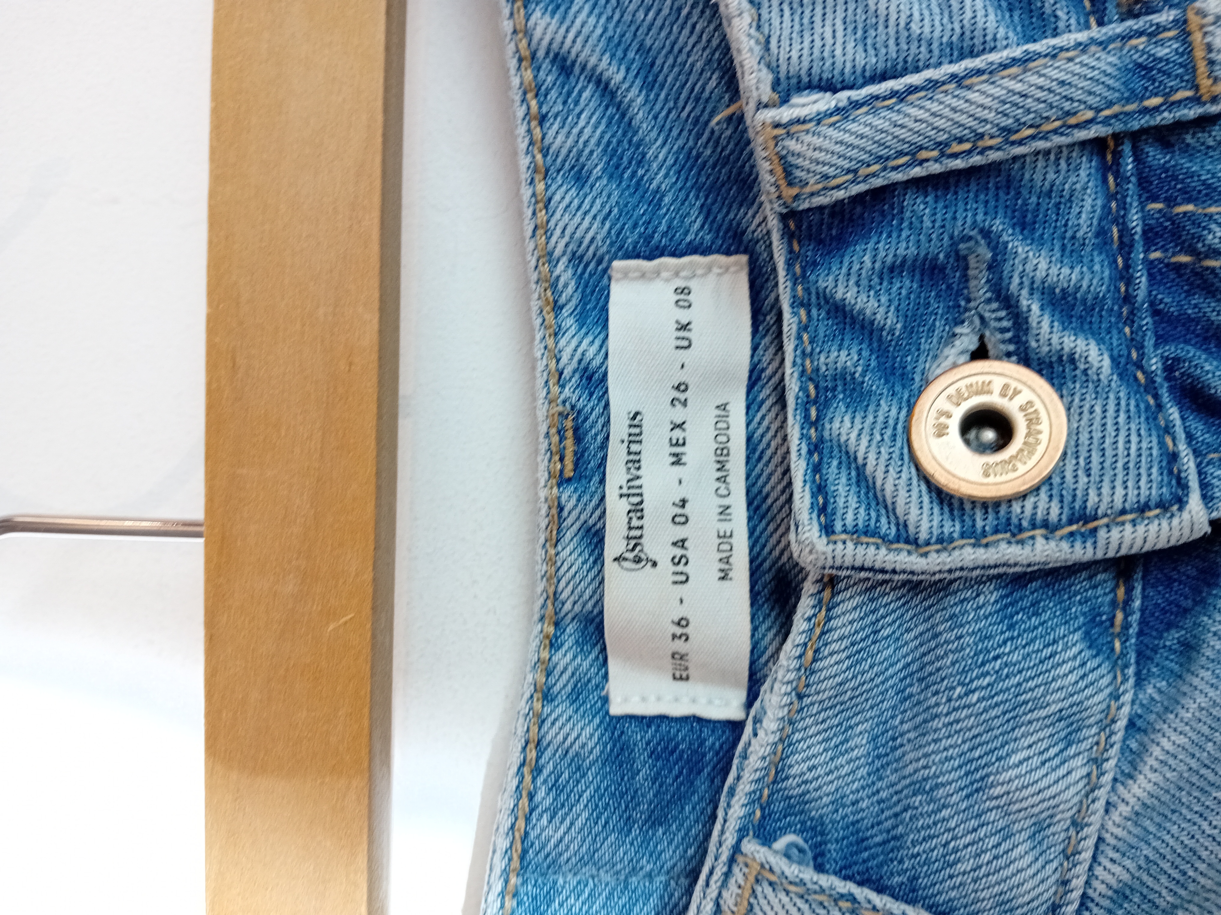 Voir photo 4 de Short En Jean Distressed Bleu Clair Stradivarius Femme S (T5280) Short En Jean Distressed Bleu Clair Stradivarius Femme S (T5280) reconditionné photo 4