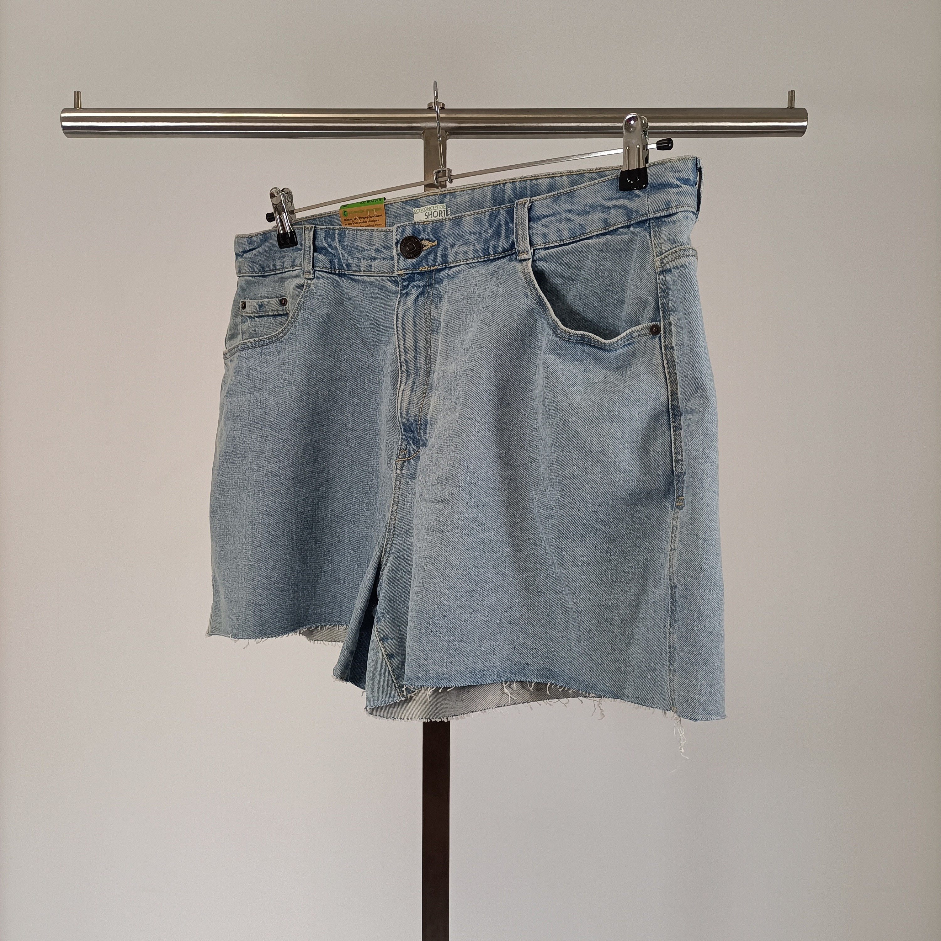 Voir photo 2 de Short jean Kiabi bleu clair taille 48 denim coton éco-conception A3694 Short jean Kiabi bleu clair taille 48 denim coton éco-conception A3694 Parfait état reconditionné photo 2
