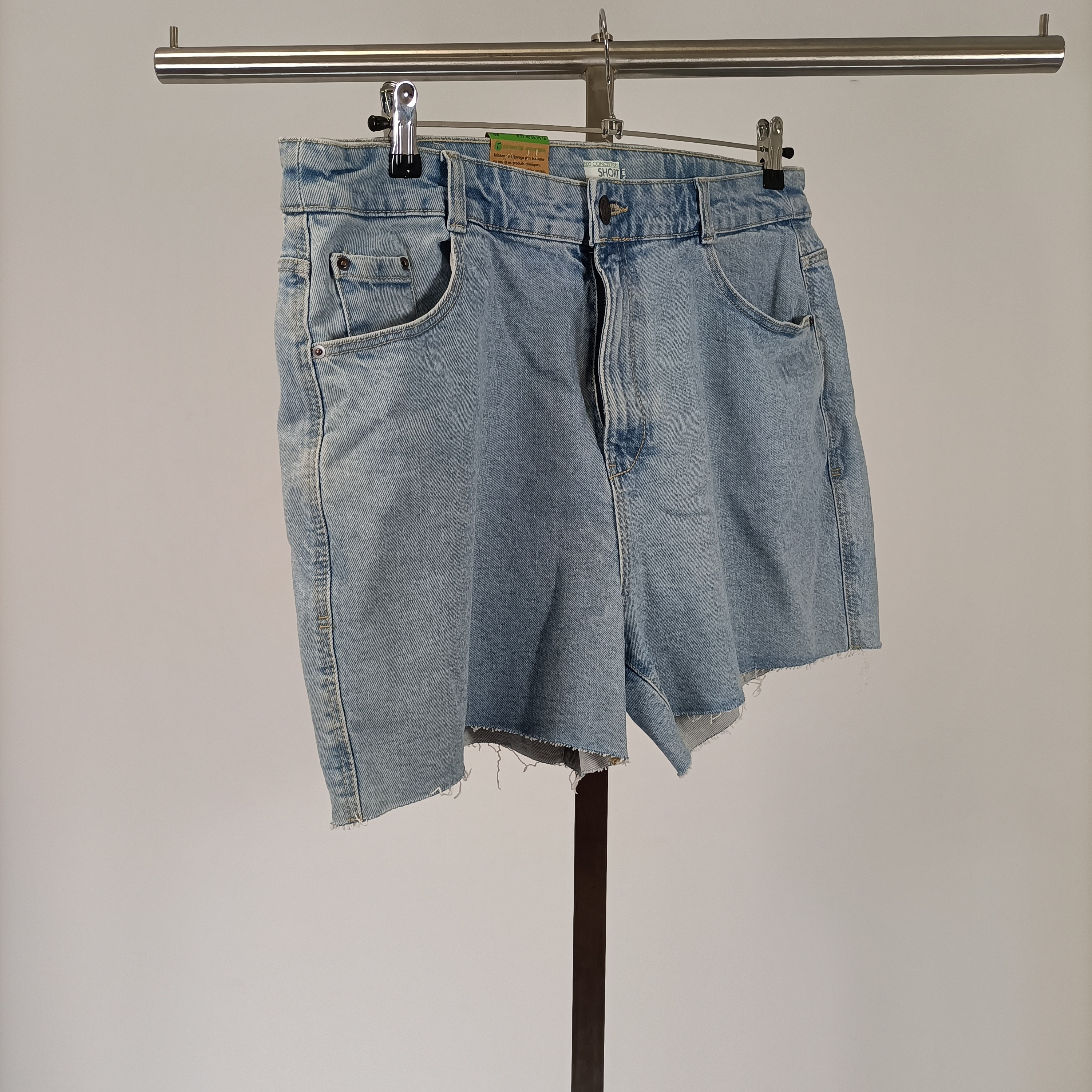 Voir photo 4 de Short jean Kiabi bleu clair taille 48 denim coton éco-conception A3694 Short jean Kiabi bleu clair taille 48 denim coton éco-conception A3694 Parfait état reconditionné photo 4