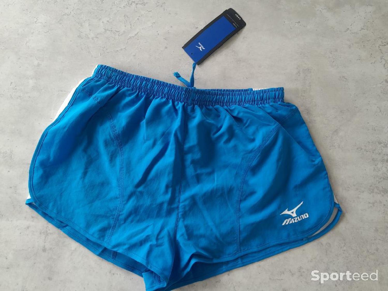 Short Mizuno Comme neuf (c'est déjà la condition standard) Mizuno reconditionné disponible sur Sporteed