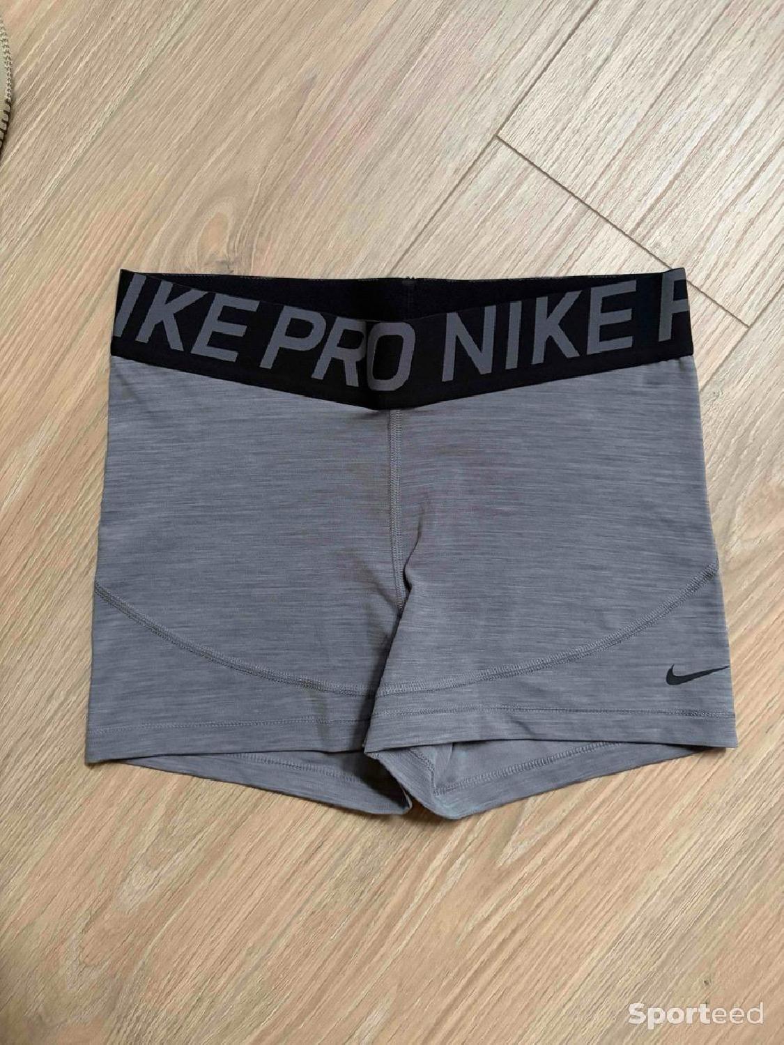 Short Nike pro femme Très bon état Nike reconditionné disponible sur Sporteed