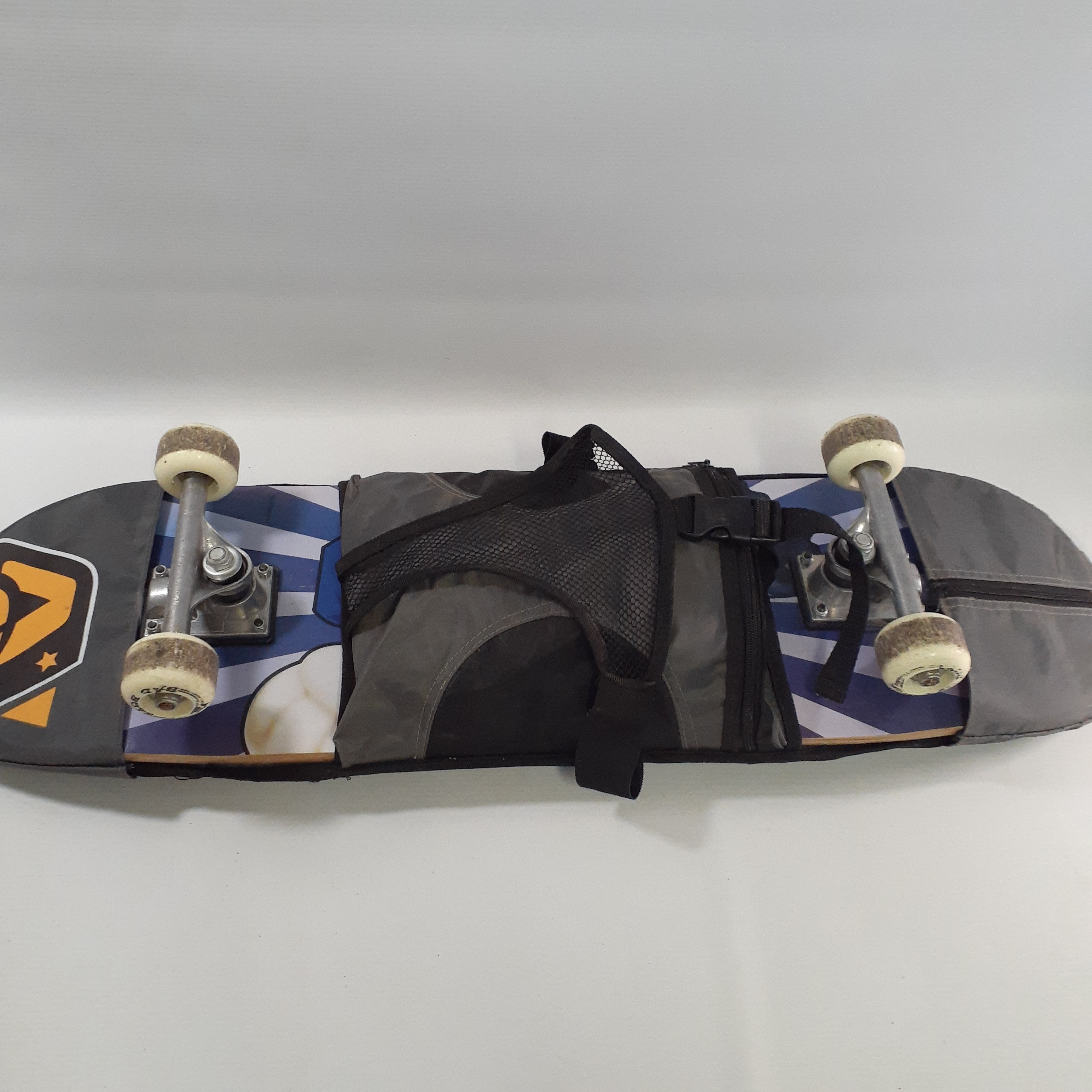 Voir photo 2 de Skate freestyle Running boy avec housse de protection genouillères et coudières Skate freestyle Running boy avec housse de protection genouillères et coudières Bon état reconditionné photo 2