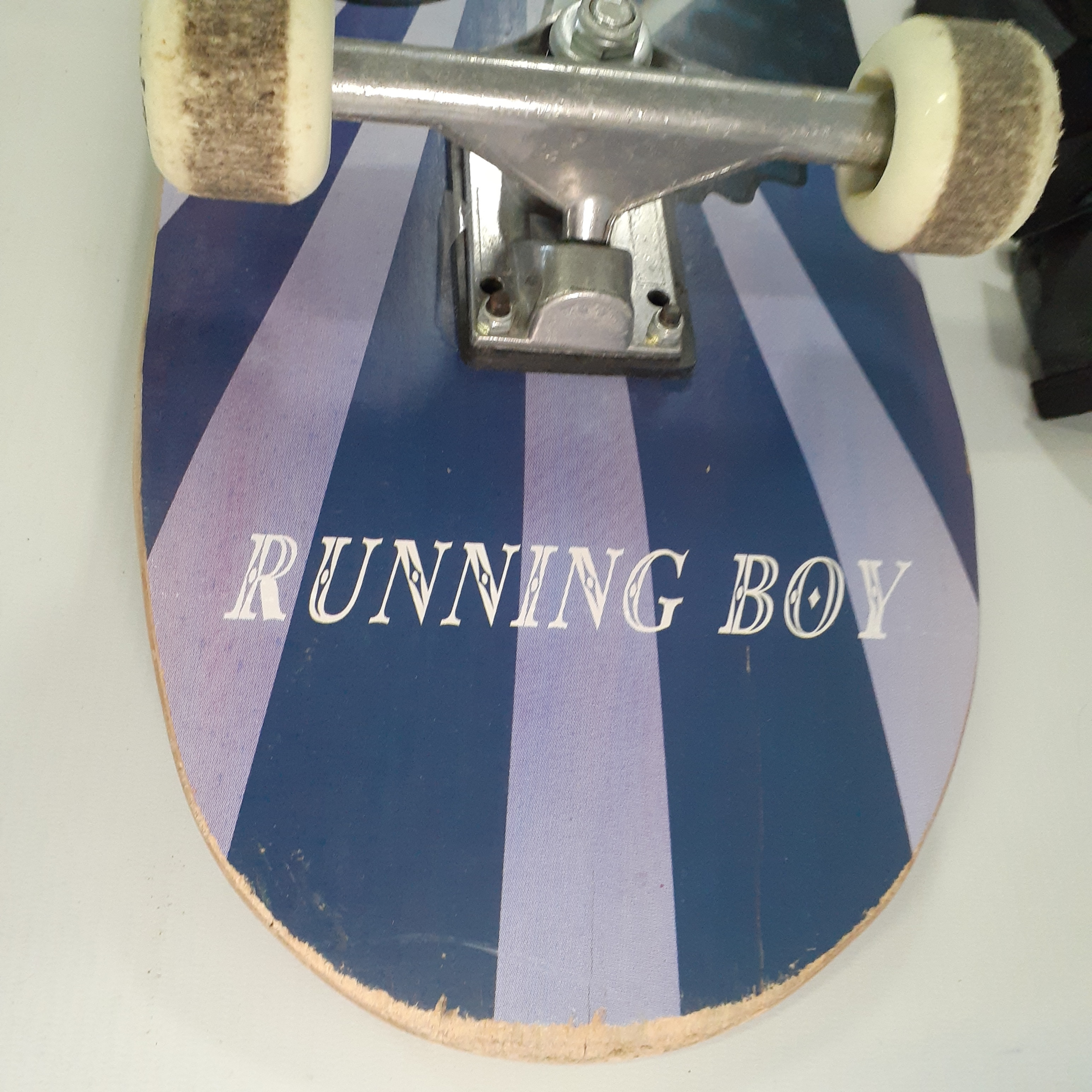 Voir photo 4 de Skate freestyle Running boy avec housse de protection genouillères et coudières Skate freestyle Running boy avec housse de protection genouillères et coudières Bon état reconditionné photo 4