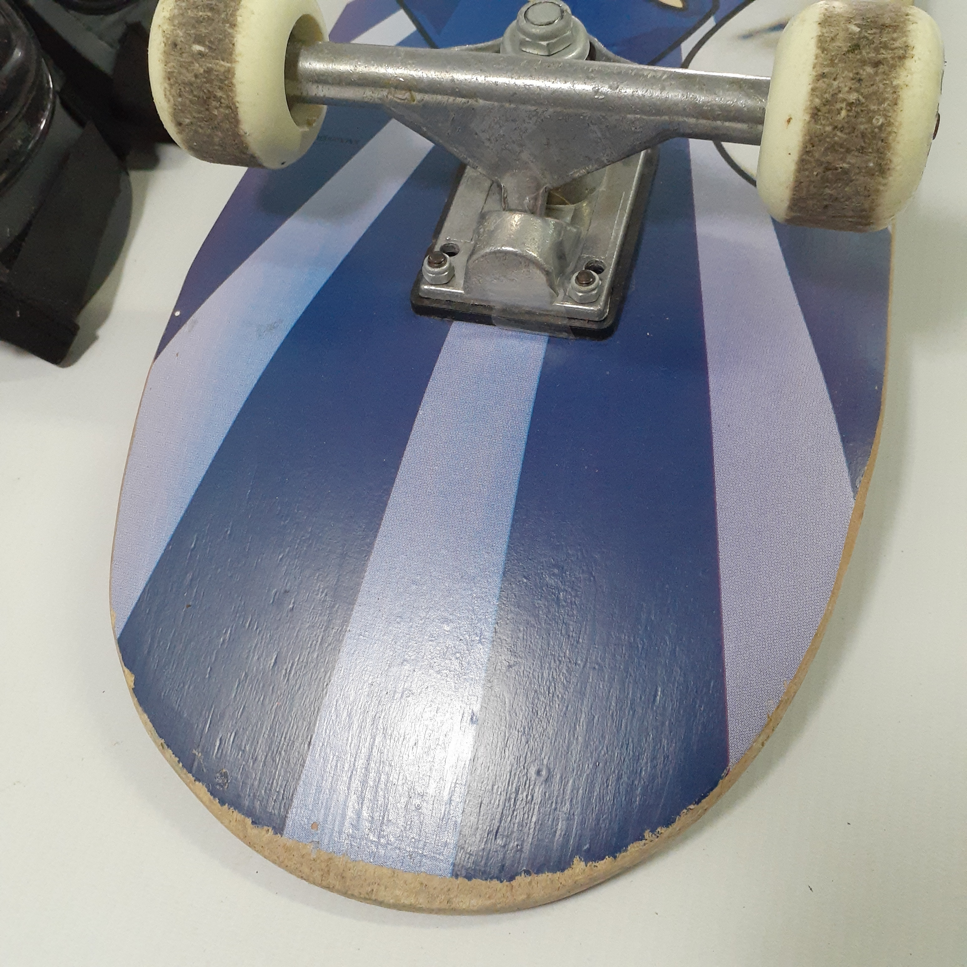 Voir photo 5 de Skate freestyle Running boy avec housse de protection genouillères et coudières Skate freestyle Running boy avec housse de protection genouillères et coudières Bon état reconditionné photo 5