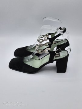 Acheter Slingbacks noir nubuck et bijoux CHARLES JOURDAN T41 de seconde main - 10,00 € Slingbacks noir nubuck et bijoux CHARLES JOURDAN T41 de seconde main reconditionné disponible sur Claquettes Market
