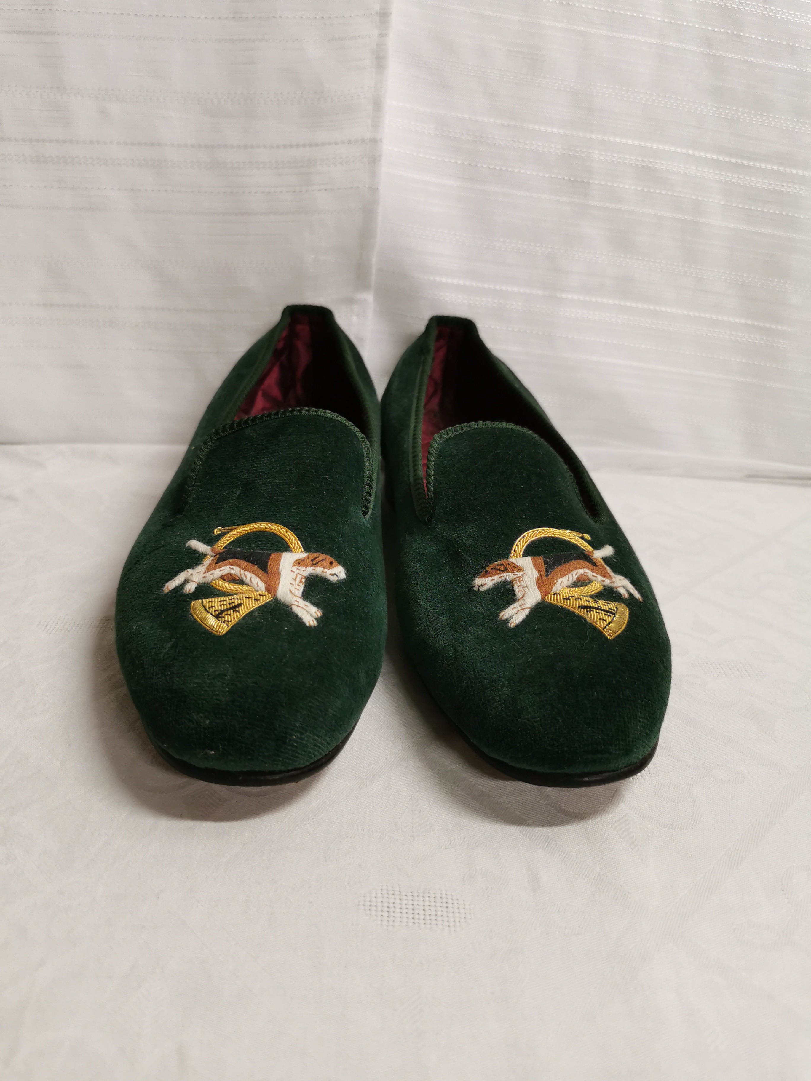 Voir photo 2 de Slipers Homme motif chien et Trompe Matthew Cookson . Fait en velour de coton et brodées à la main avec une semelle en cuir. Made in England taille 8. Slipers Homme motif chien et Trompe Matthew Cookson . Fait en velour de coton et brodées à la main avec une semelle en cuir. Made in England taille 8. Bon état reconditionné photo 2