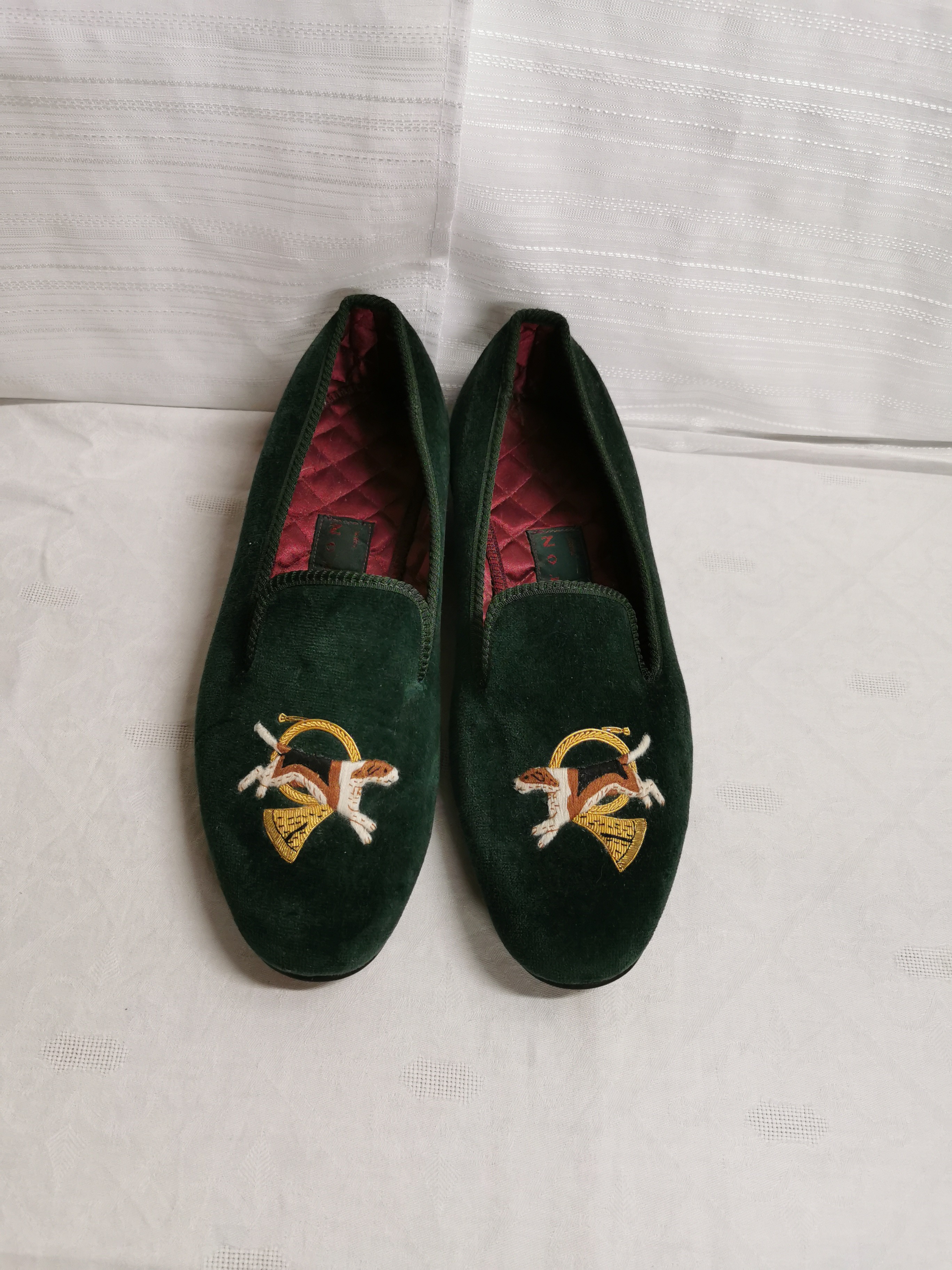 Voir photo 3 de Slipers Homme motif chien et Trompe Matthew Cookson . Fait en velour de coton et brodées à la main avec une semelle en cuir. Made in England taille 8. Slipers Homme motif chien et Trompe Matthew Cookson . Fait en velour de coton et brodées à la main avec une semelle en cuir. Made in England taille 8. Bon état reconditionné photo 3