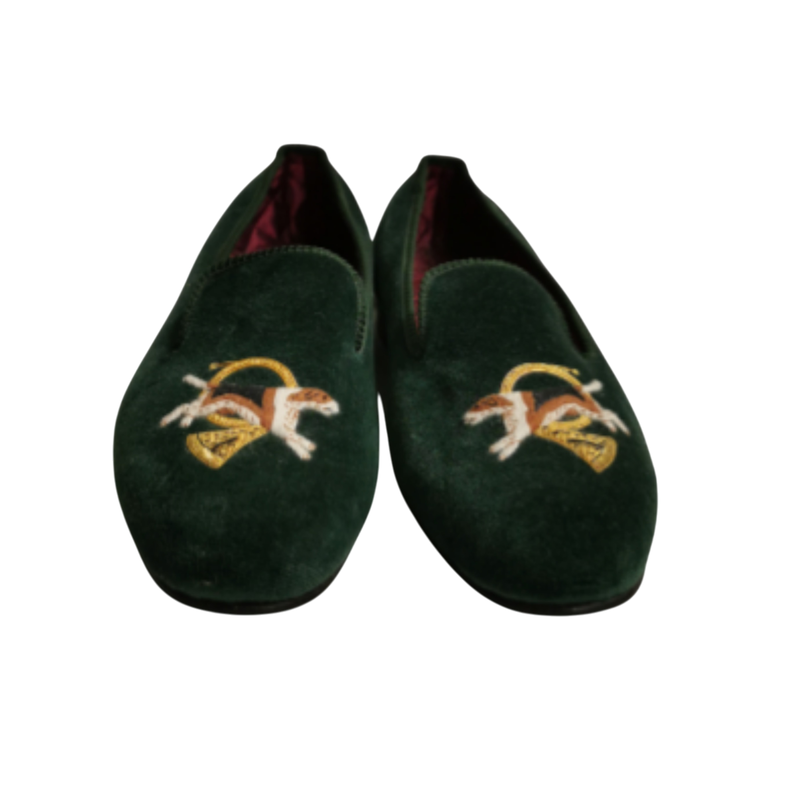 Slipers Homme motif chien et Trompe Matthew Cookson . Fait en velour de coton et brodées à la main avec une semelle en cuir. Made in England taille 8. Bon état - 180,00 € Slipers Homme motif chien et Trompe Matthew Cookson . Fait en velour de coton et brodées à la main avec une semelle en cuir. Made in England taille 8. Bon état reconditionné disponible sur Label Emmaüs
