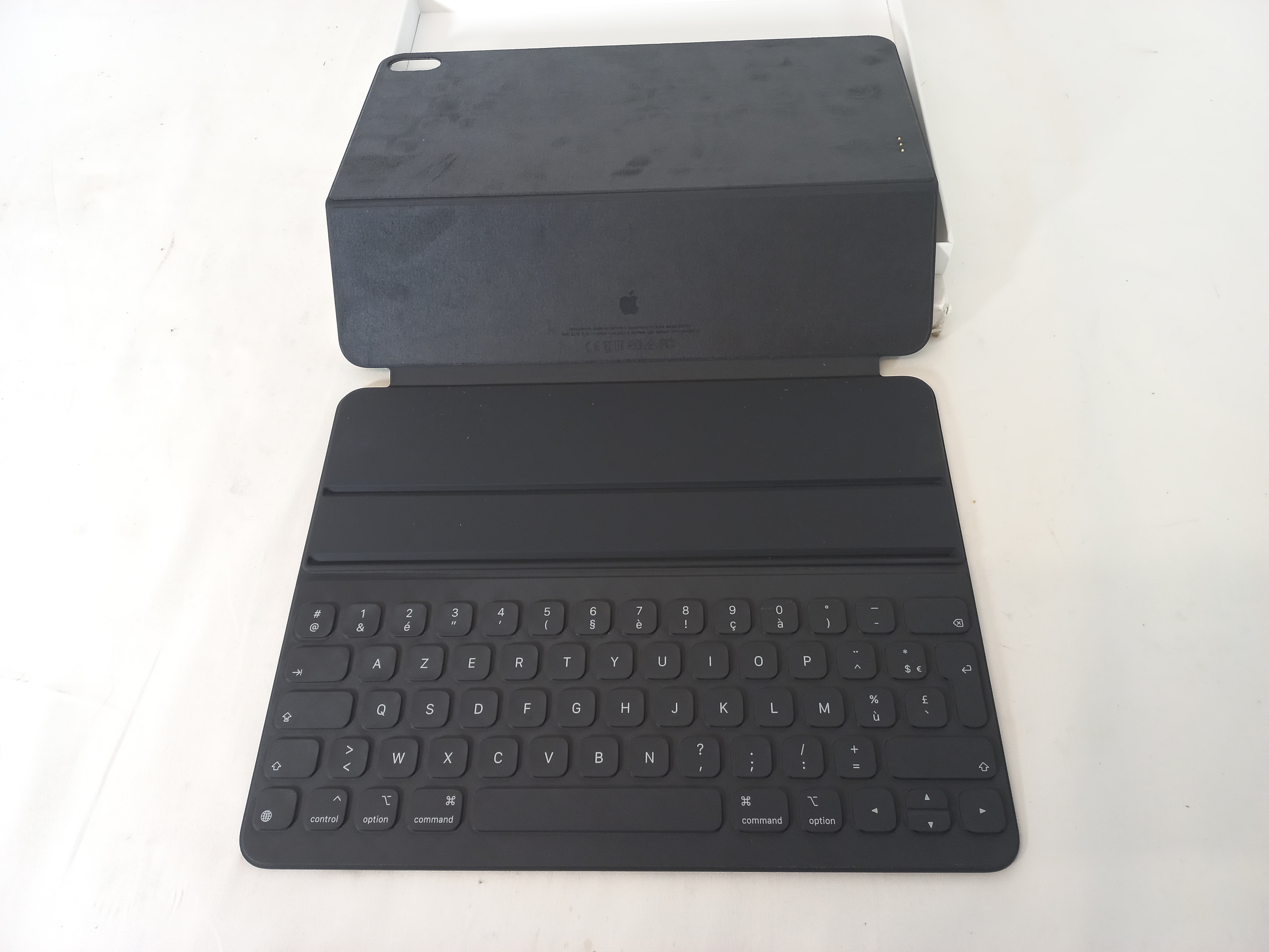 Voir photo 2 de Smart keyboard folio noir IPAD PRO APPLE Smart keyboard folio noir IPAD PRO APPLE Très bon état reconditionné photo 2