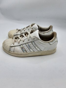 Acheter Sneakers ADIDAS blanches de seconde main - 12,00 € Sneakers ADIDAS blanches de seconde main reconditionné disponible sur Claquettes Market