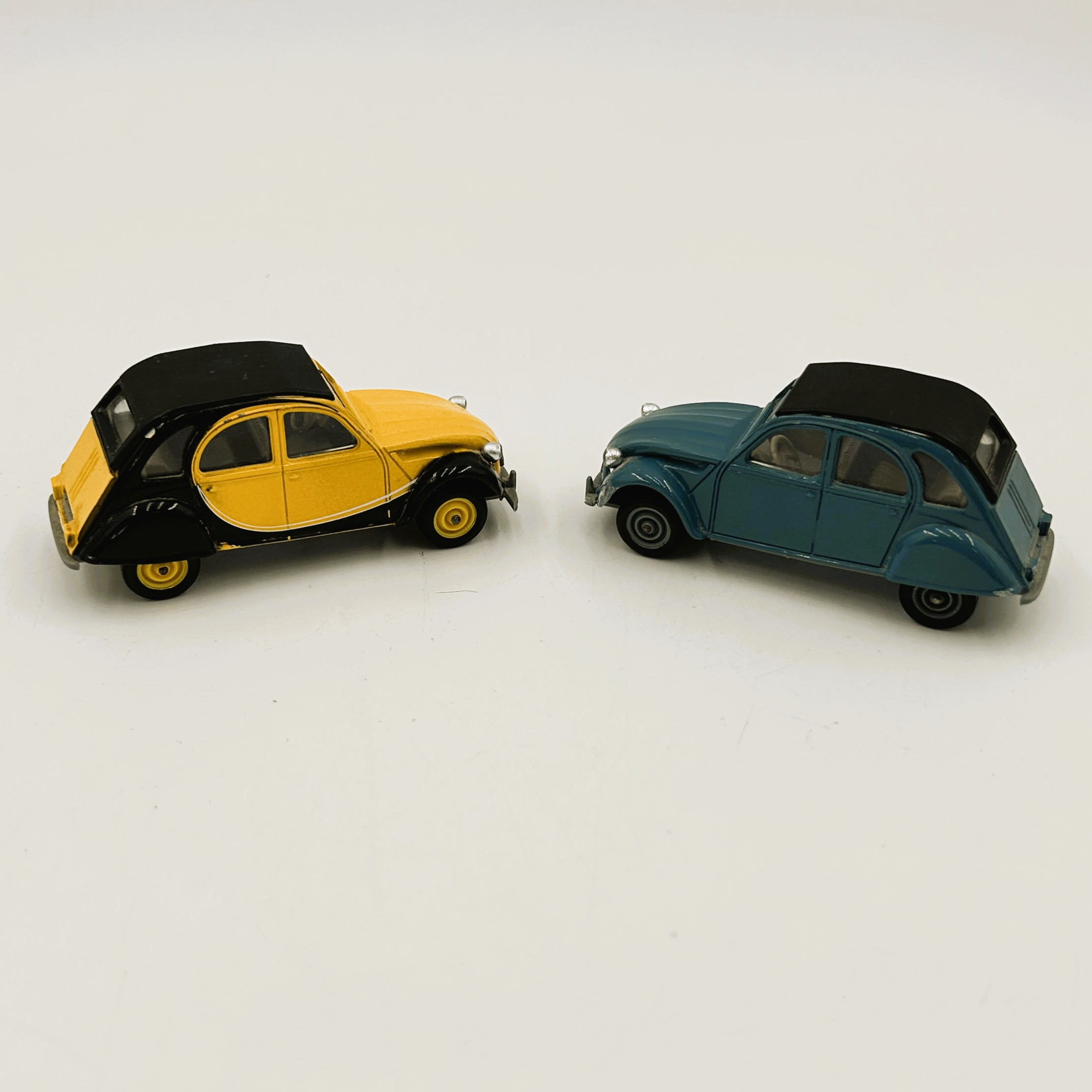 Voir photo 3 de Solido 2CV jaune + 2CV bleue 1/48 Solido 2CV jaune + 2CV bleue 1/48 État correct reconditionné photo 3