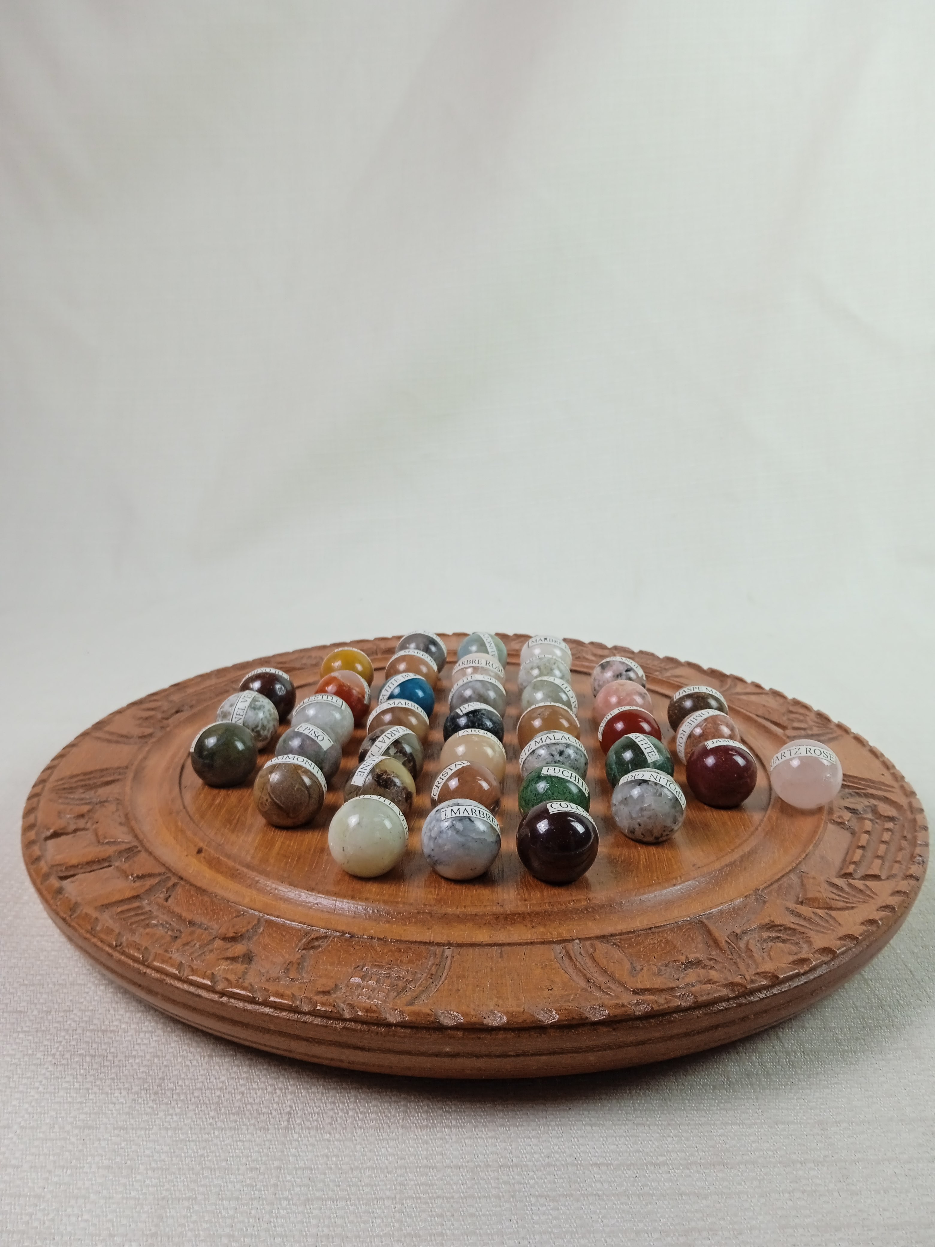 Voir photo 2 de Solitaire en bois de 27 cm de diamètre avec les billes minérales différentes Solitaire en bois de 27 cm de diamètre avec les billes minérales différentes Très bon état reconditionné photo 2
