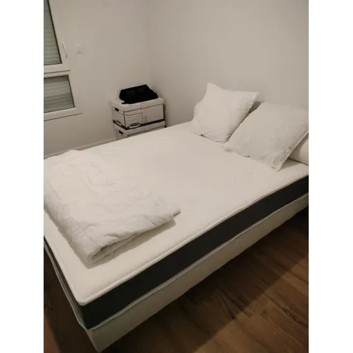 Sommier tapissier et matelas 140x 190 acheté au début de l'année 2025 chez le roi du matelas Bon état reconditionné disponible sur Rakuten