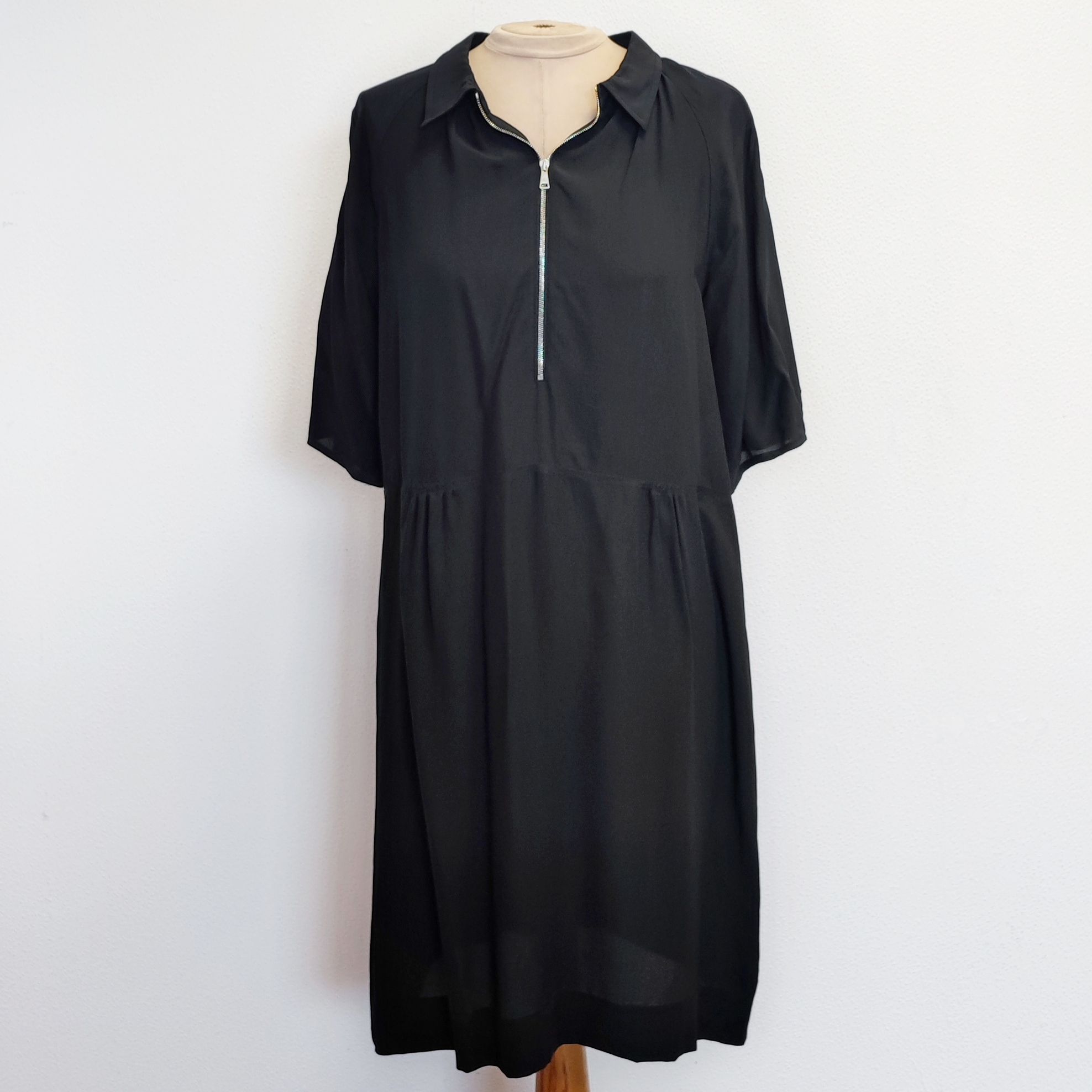 SONIA RYKIEL - Robe noire en soie - 40 - Femme Très bon état - 55,00 € SONIA RYKIEL - Robe noire en soie - 40 - Femme Très bon état reconditionné disponible sur Label Emmaüs