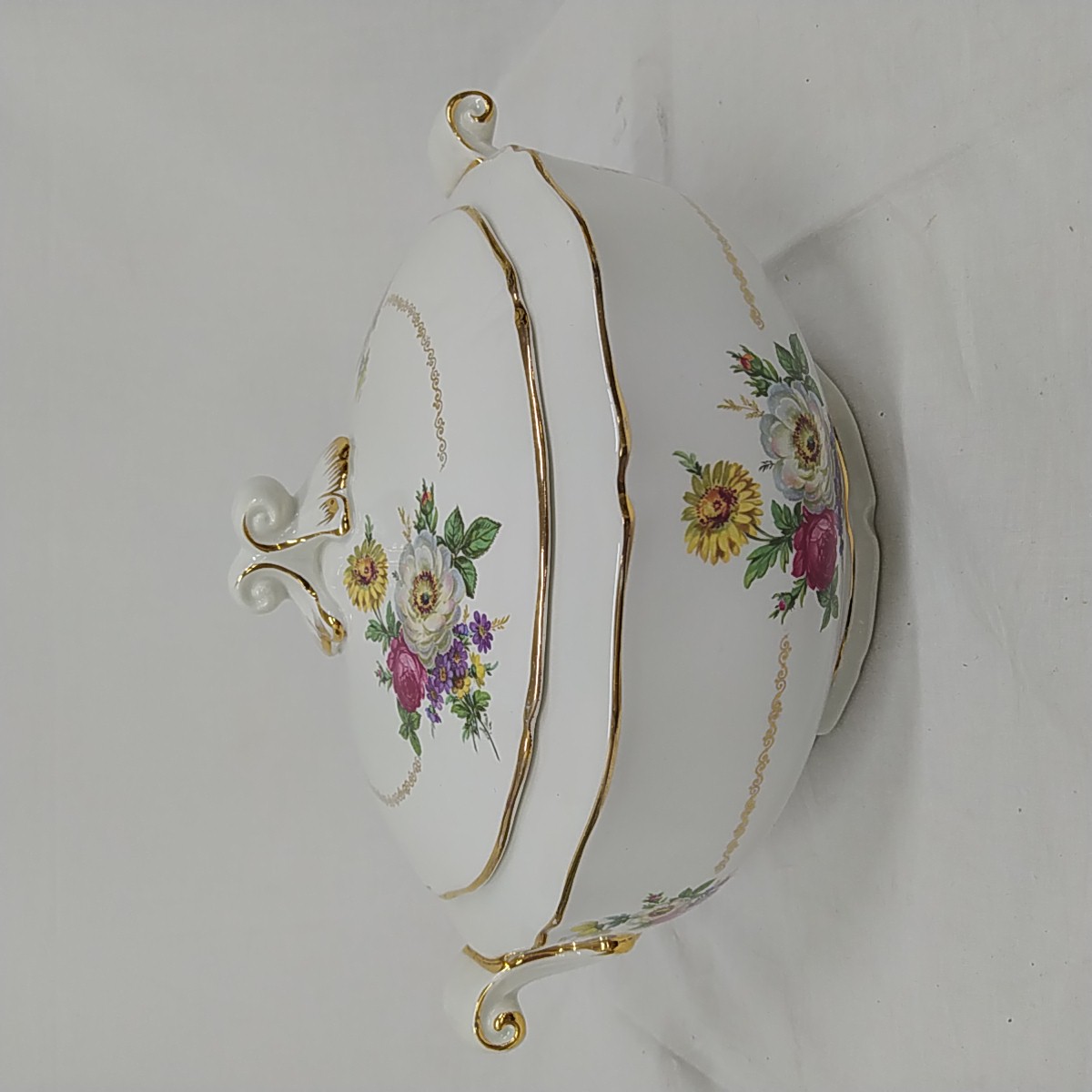 Soupière ancienne en faïence - Ceranord St Amand Très bon état - 10,50 € Soupière ancienne en faïence - Ceranord St Amand Très bon état reconditionné disponible sur Label Emmaüs