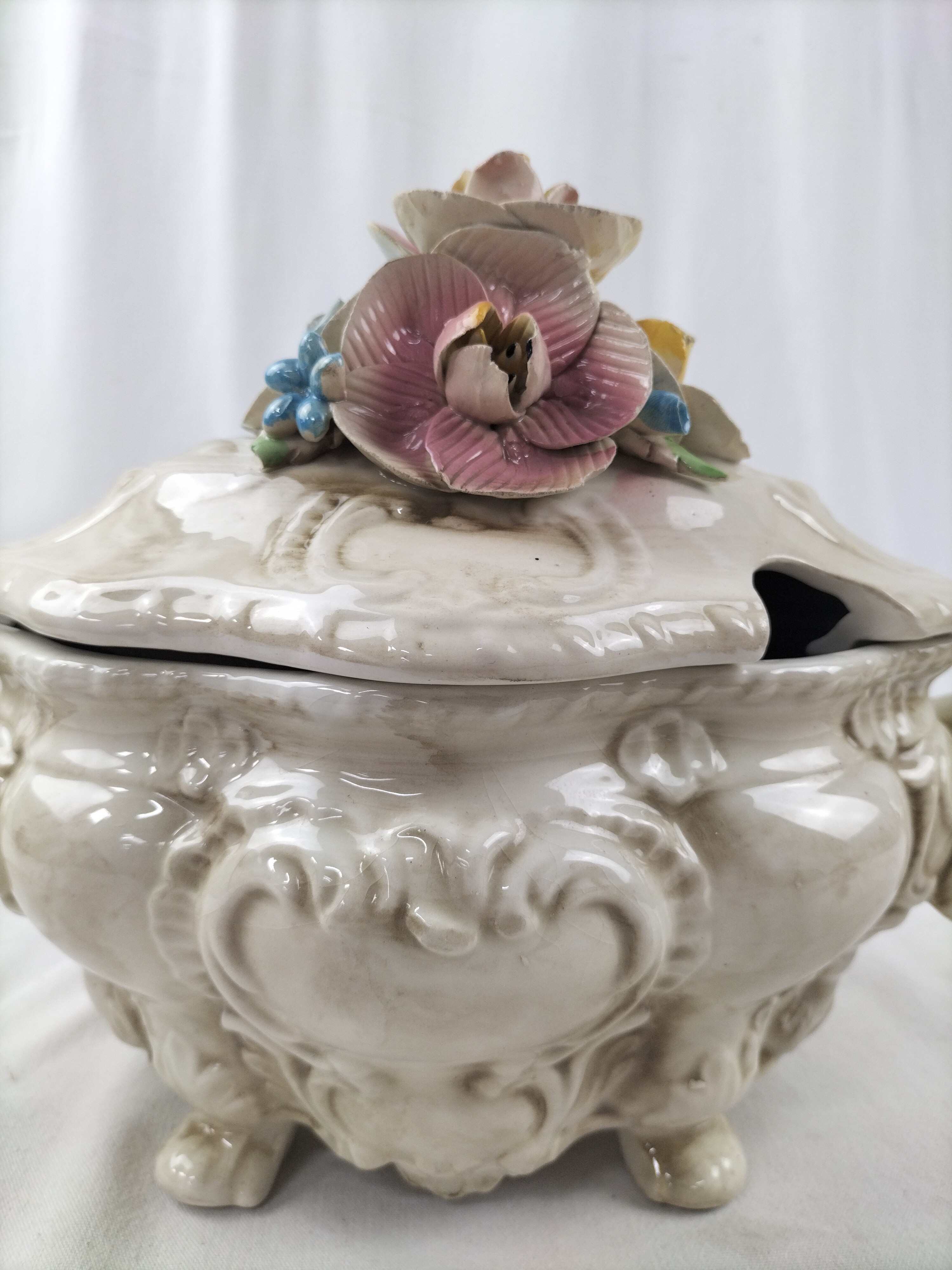 Voir photo 11 de ✨ Soupière ancienne en faïence – Décor floral en relief – Style vintage & romantique ✨ ✨ Soupière ancienne en faïence – Décor floral en relief – Style vintage & romantique ✨ Bon état reconditionné photo 11