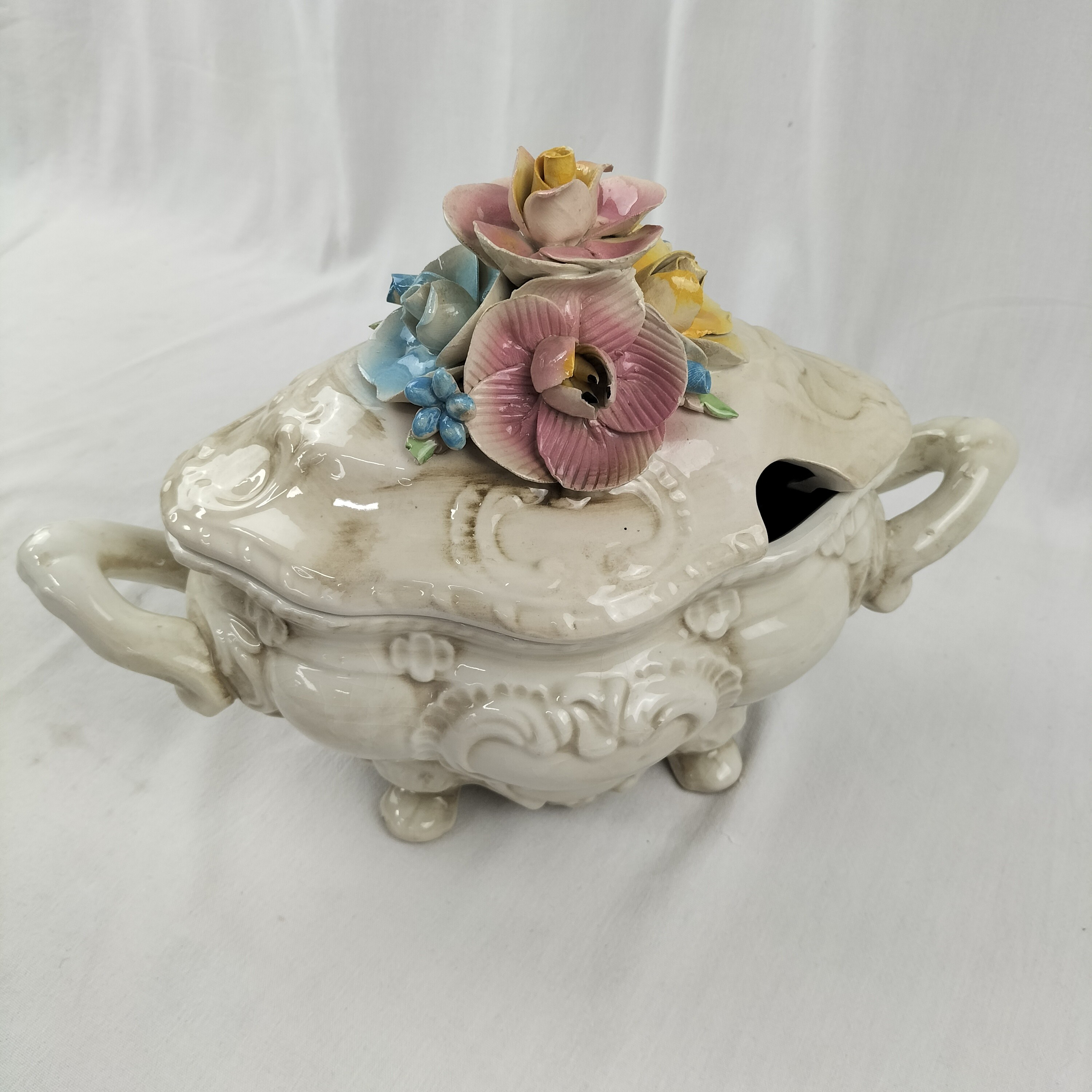 Voir photo 8 de ✨ Soupière ancienne en faïence – Décor floral en relief – Style vintage & romantique ✨ ✨ Soupière ancienne en faïence – Décor floral en relief – Style vintage & romantique ✨ Bon état reconditionné photo 8