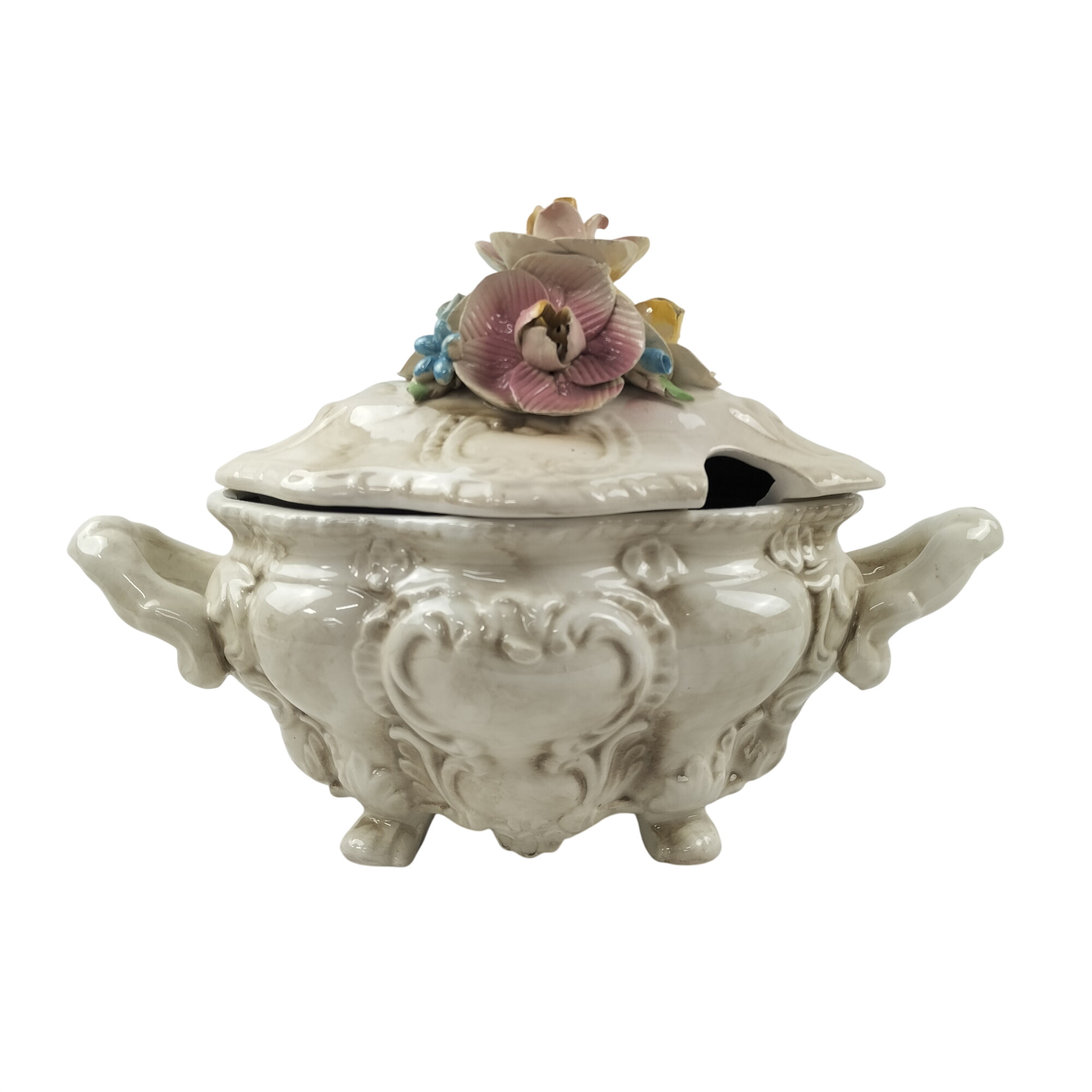 ✨ Soupière ancienne en faïence – Décor floral en relief – Style vintage & romantique ✨ Bon état - 14,50 € ✨ Soupière ancienne en faïence – Décor floral en relief – Style vintage & romantique ✨ Bon état reconditionné disponible sur Label Emmaüs