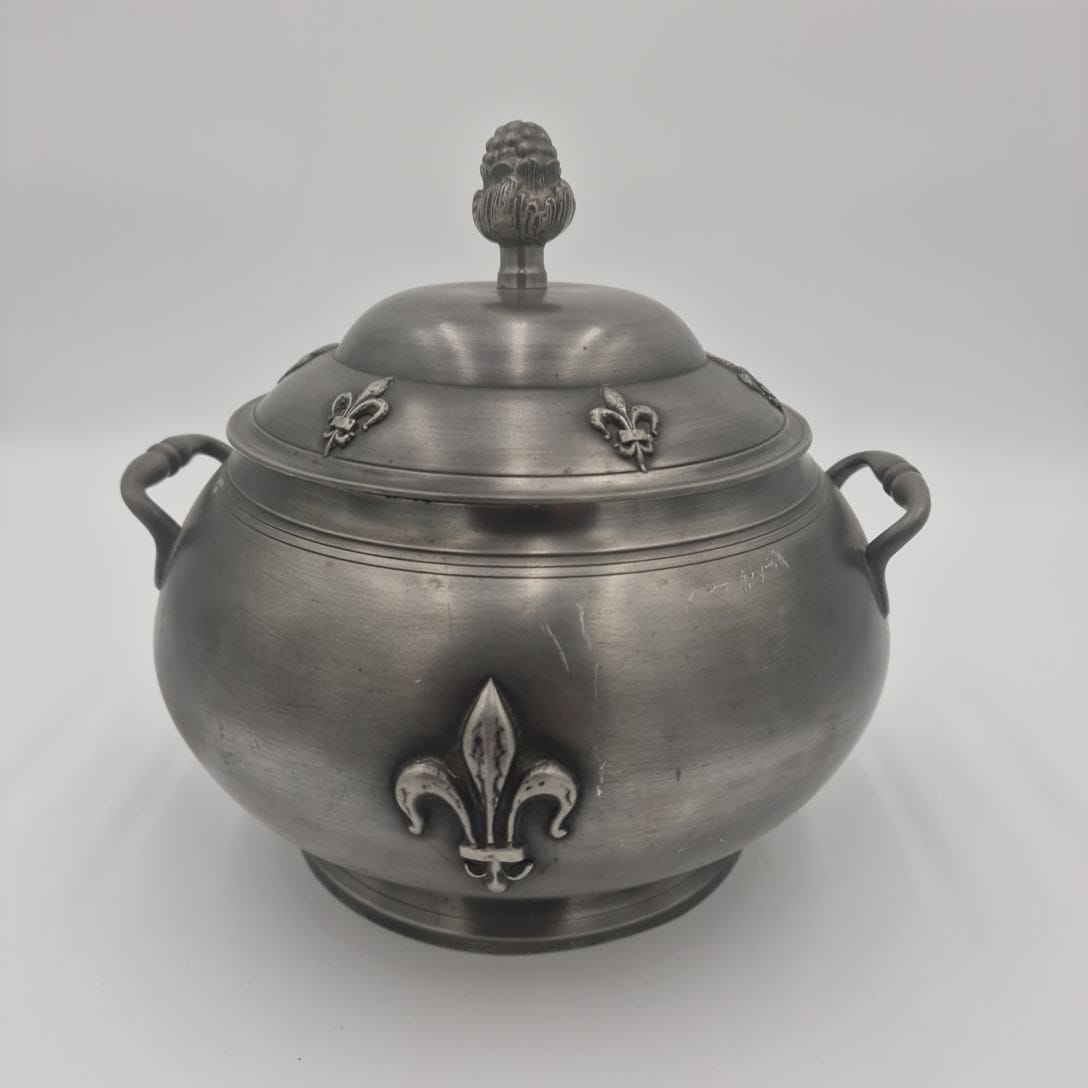 Soupière avec motif de fleurs de lys - Etain Bon état - 32,00 € Soupière avec motif de fleurs de lys - Etain Bon état reconditionné disponible sur Label Emmaüs