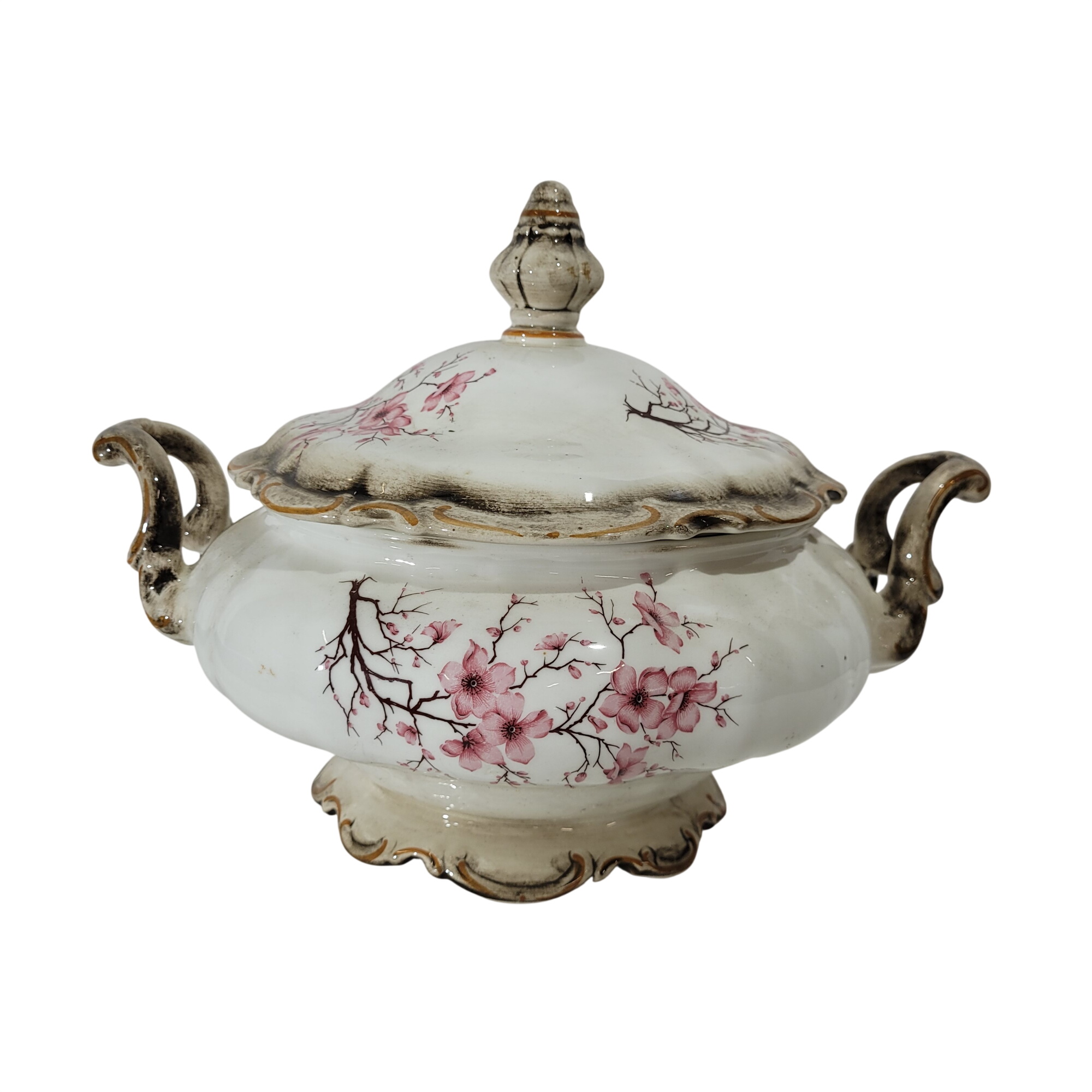 Soupière de style shabby - Décor de branches de cerisier en fleurs - Italie Très bon état - 40,00 € Soupière de style shabby - Décor de branches de cerisier en fleurs - Italie Très bon état reconditionné disponible sur Label Emmaüs