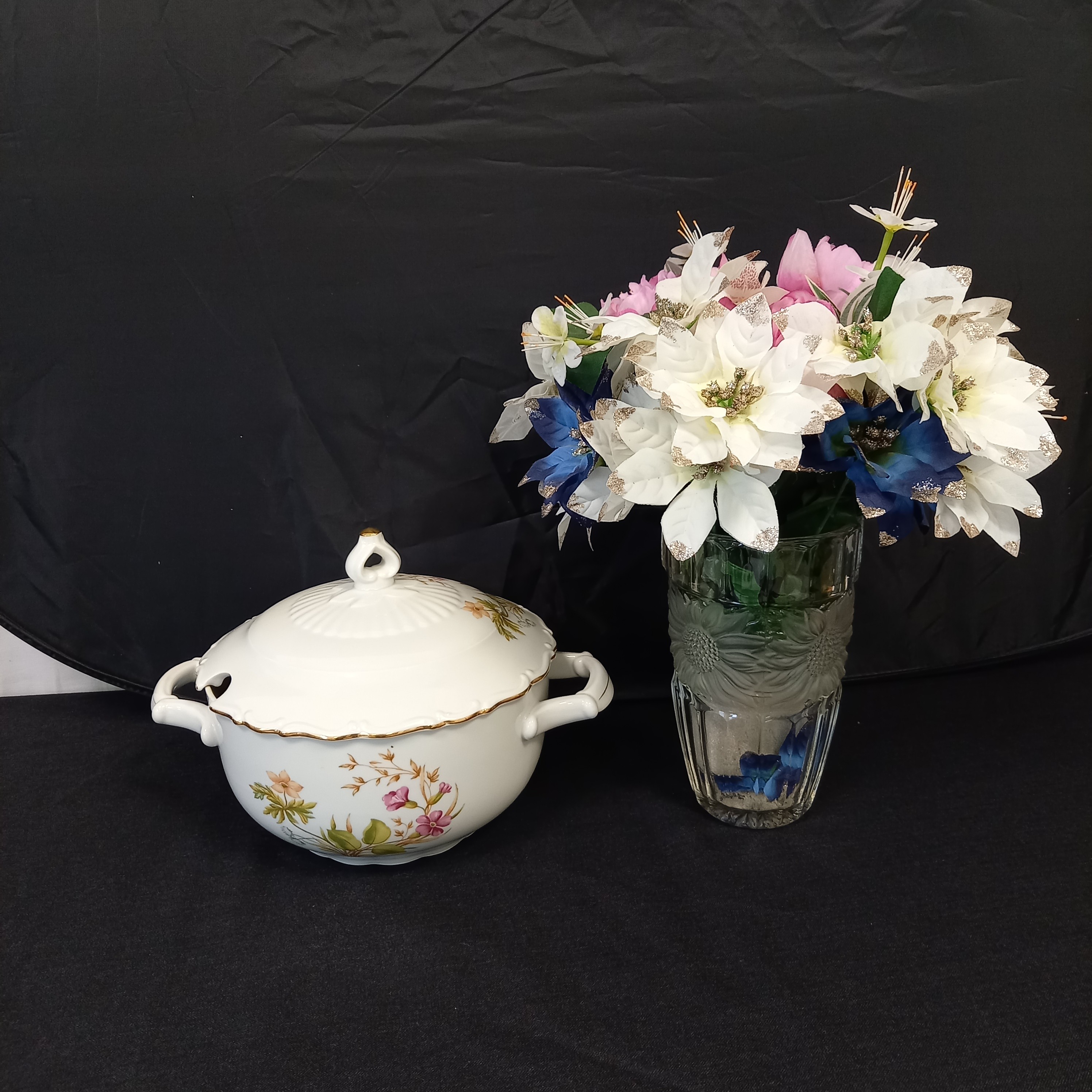 Soupière décor floral de MZ C . ZECHOSLOVAKIA. Bon état - 20,00 € Soupière décor floral de MZ C . ZECHOSLOVAKIA. Bon état reconditionné disponible sur Label Emmaüs