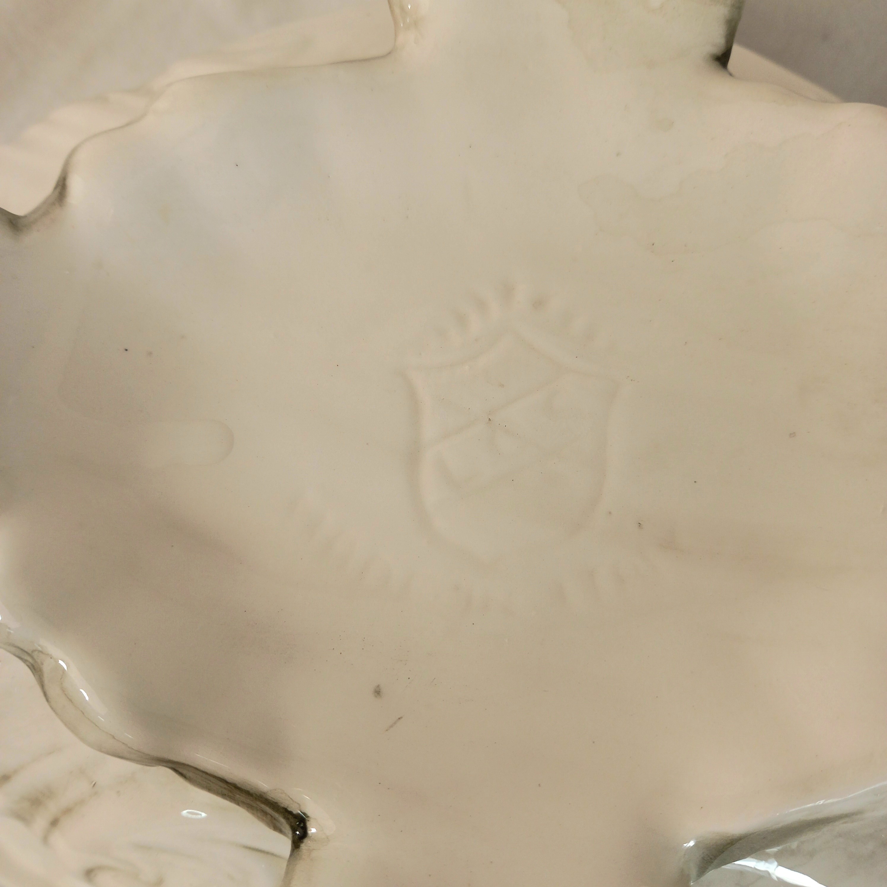 Voir photo 11 de Soupière décorative avec plateau (dormant), décorée main, en porcelaine et faience, estampillée "Made in Italy" Soupière décorative avec plateau (dormant), décorée main, en porcelaine et faience, estampillée "Made in Italy" Bon état reconditionné photo 11