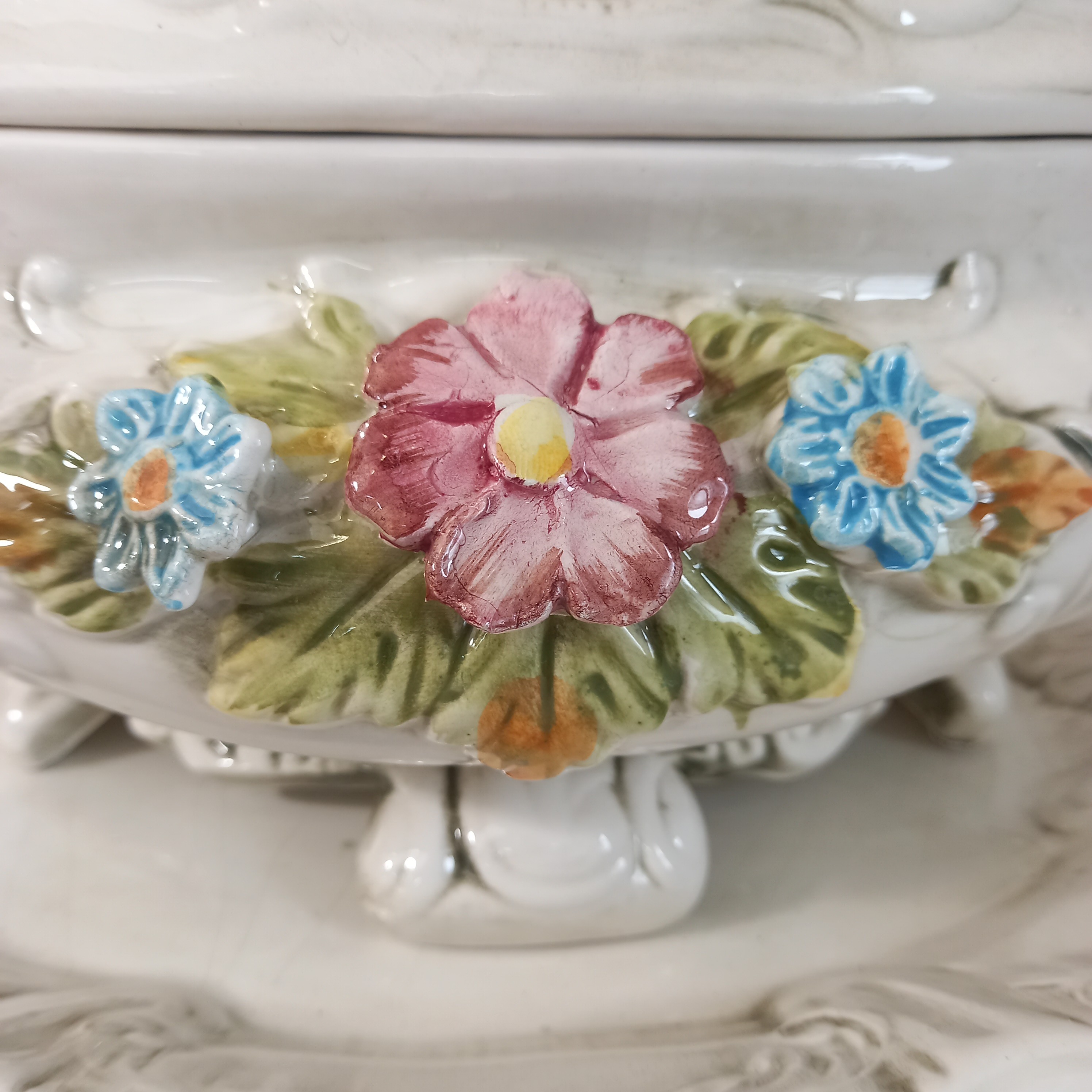 Voir photo 12 de Soupière décorative avec plateau (dormant), décorée main, en porcelaine et faience, estampillée "Made in Italy" Soupière décorative avec plateau (dormant), décorée main, en porcelaine et faience, estampillée "Made in Italy" Bon état reconditionné photo 12