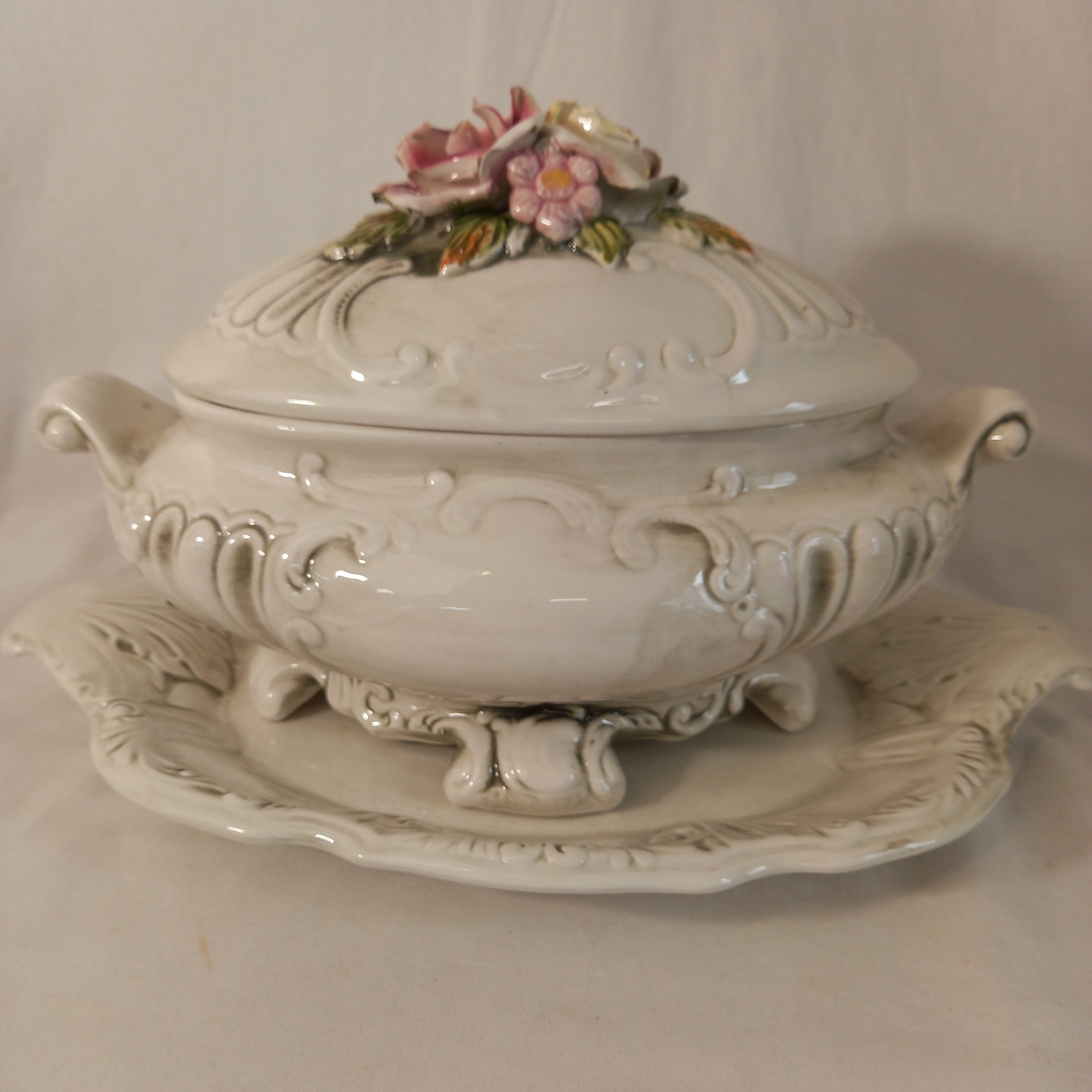 Voir photo 2 de Soupière décorative avec plateau (dormant), décorée main, en porcelaine et faience, estampillée "Made in Italy" Soupière décorative avec plateau (dormant), décorée main, en porcelaine et faience, estampillée "Made in Italy" Bon état reconditionné photo 2