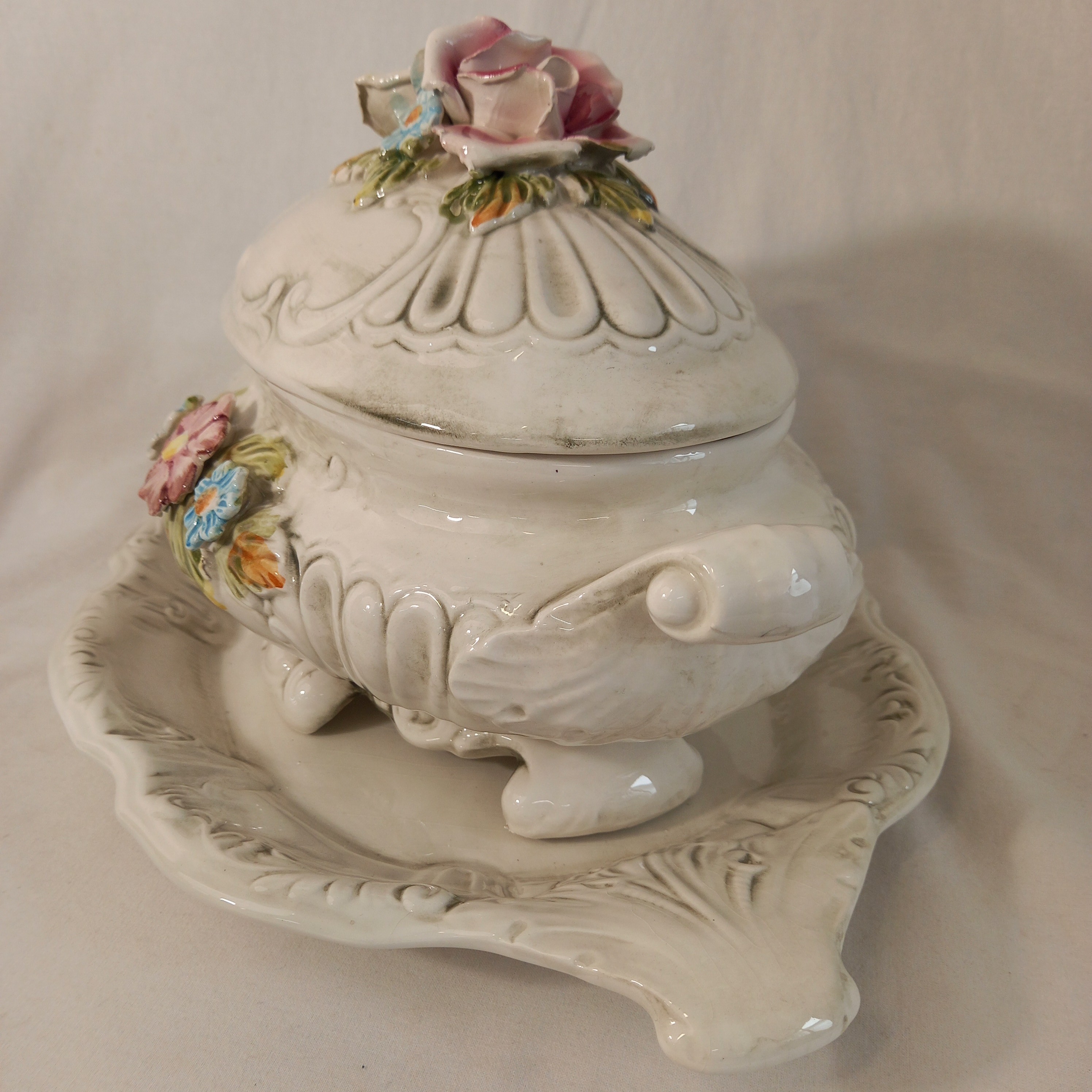 Voir photo 3 de Soupière décorative avec plateau (dormant), décorée main, en porcelaine et faience, estampillée "Made in Italy" Soupière décorative avec plateau (dormant), décorée main, en porcelaine et faience, estampillée "Made in Italy" Bon état reconditionné photo 3