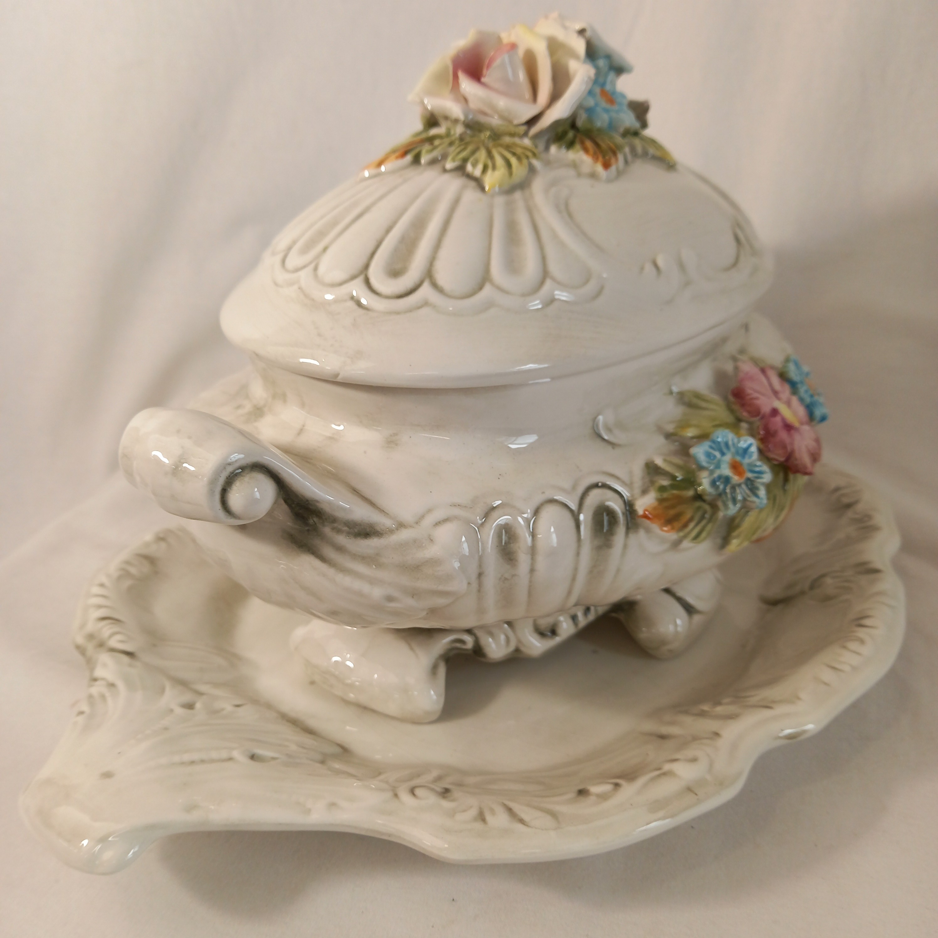 Voir photo 4 de Soupière décorative avec plateau (dormant), décorée main, en porcelaine et faience, estampillée "Made in Italy" Soupière décorative avec plateau (dormant), décorée main, en porcelaine et faience, estampillée "Made in Italy" Bon état reconditionné photo 4