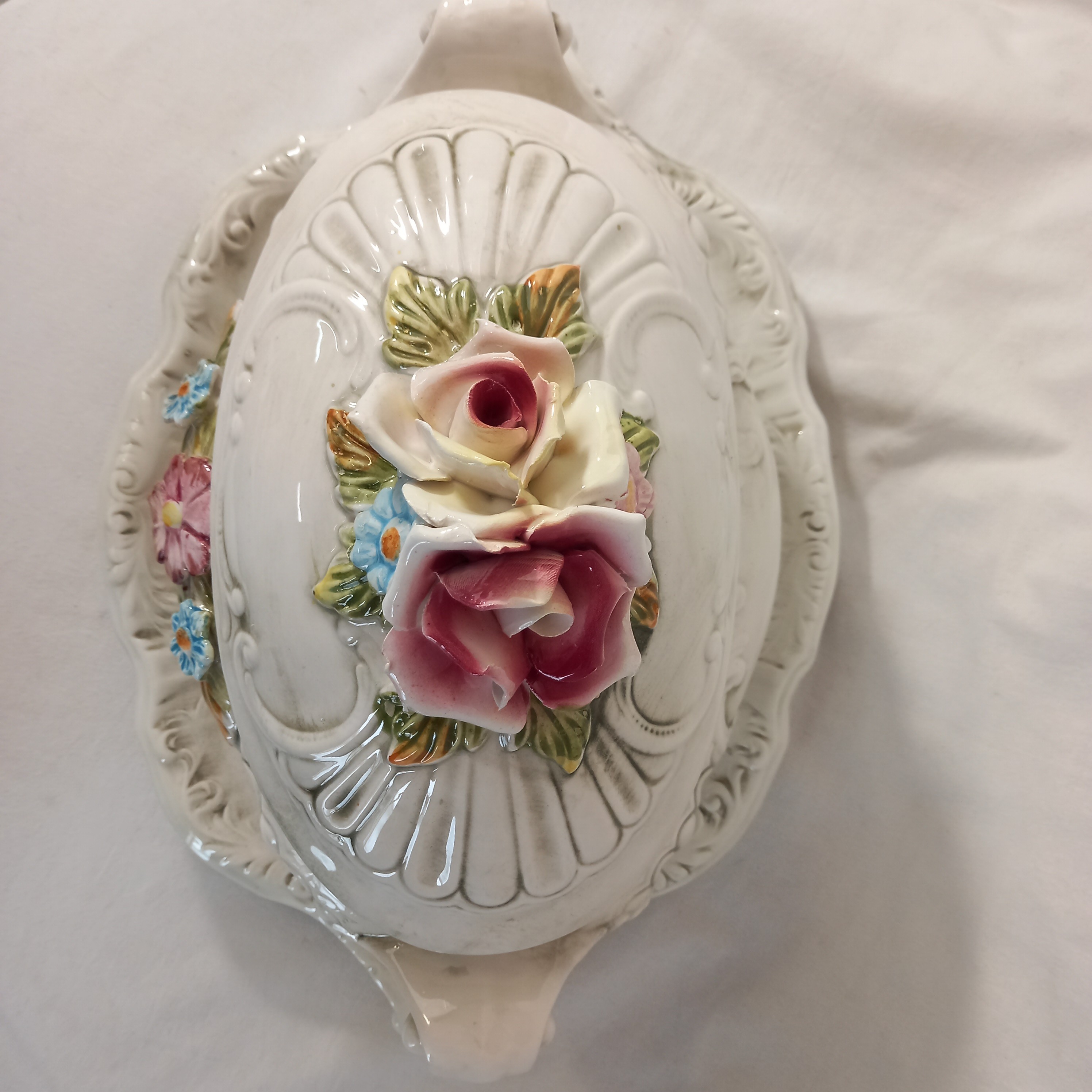 Voir photo 5 de Soupière décorative avec plateau (dormant), décorée main, en porcelaine et faience, estampillée "Made in Italy" Soupière décorative avec plateau (dormant), décorée main, en porcelaine et faience, estampillée "Made in Italy" Bon état reconditionné photo 5